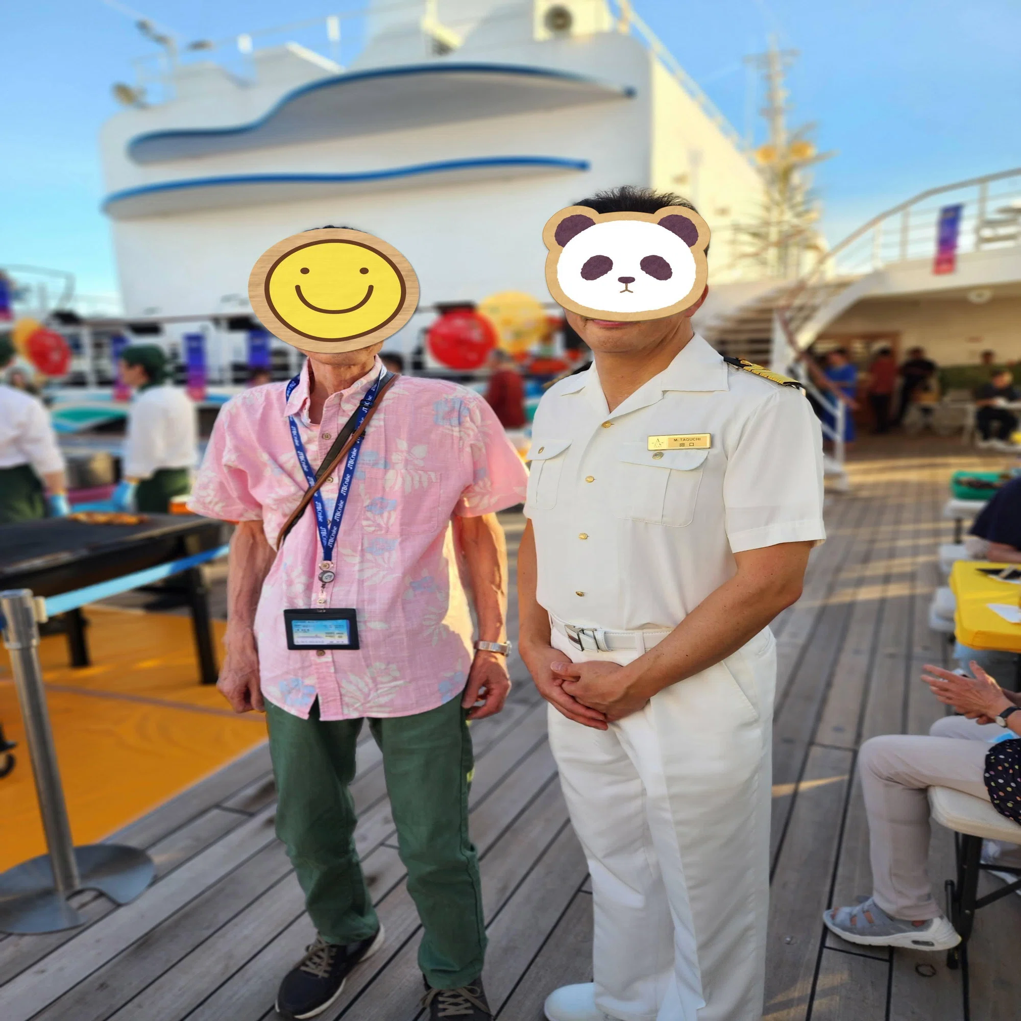 乗組員の制服、肩章や袖章が役職、階級によって違います。金筋色の 