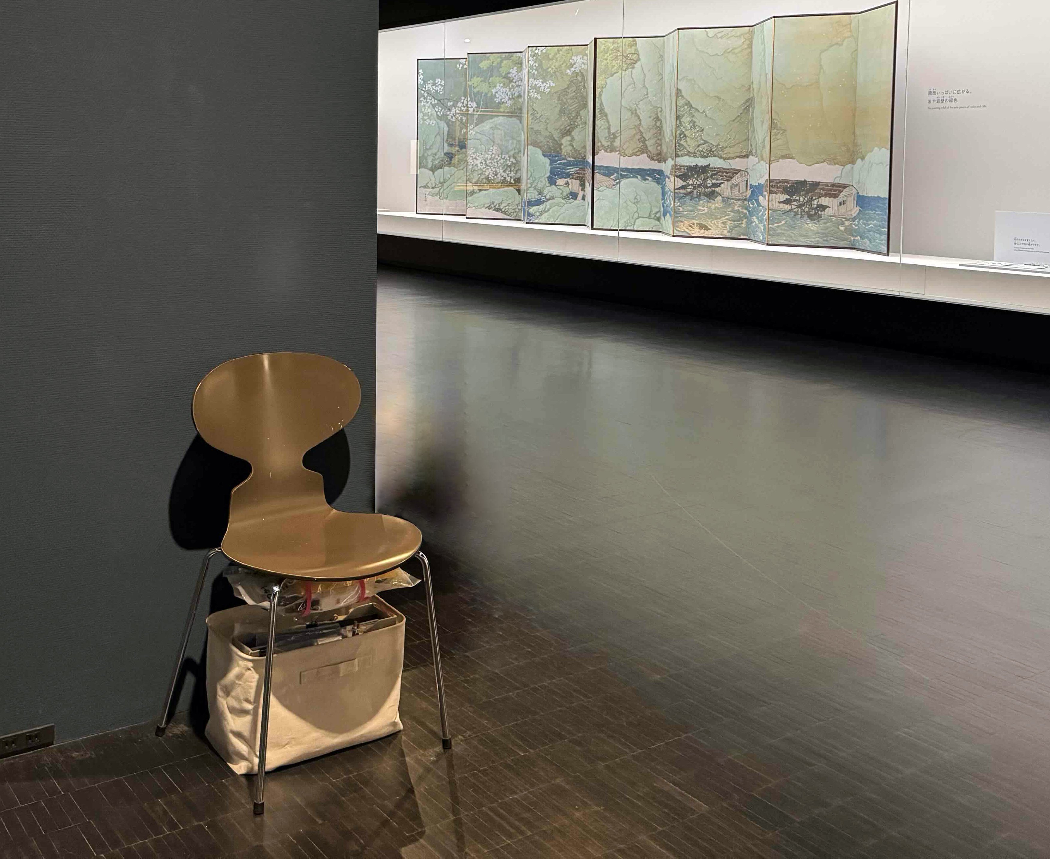 美術館の椅子 charis-on-momat.webp?fit=500,