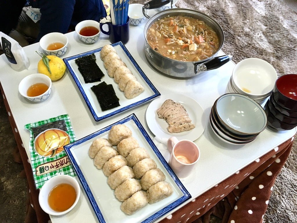 持ち寄りご飯のおにぎりや煮物