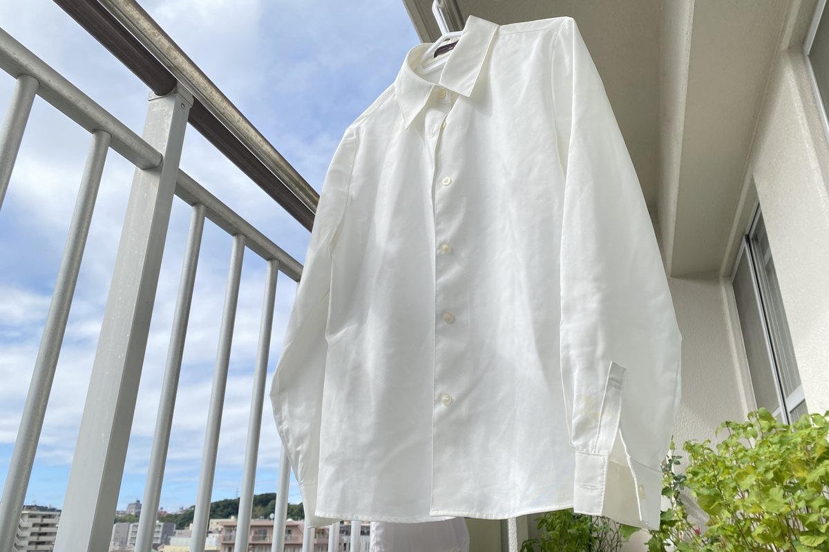 白いシャツ