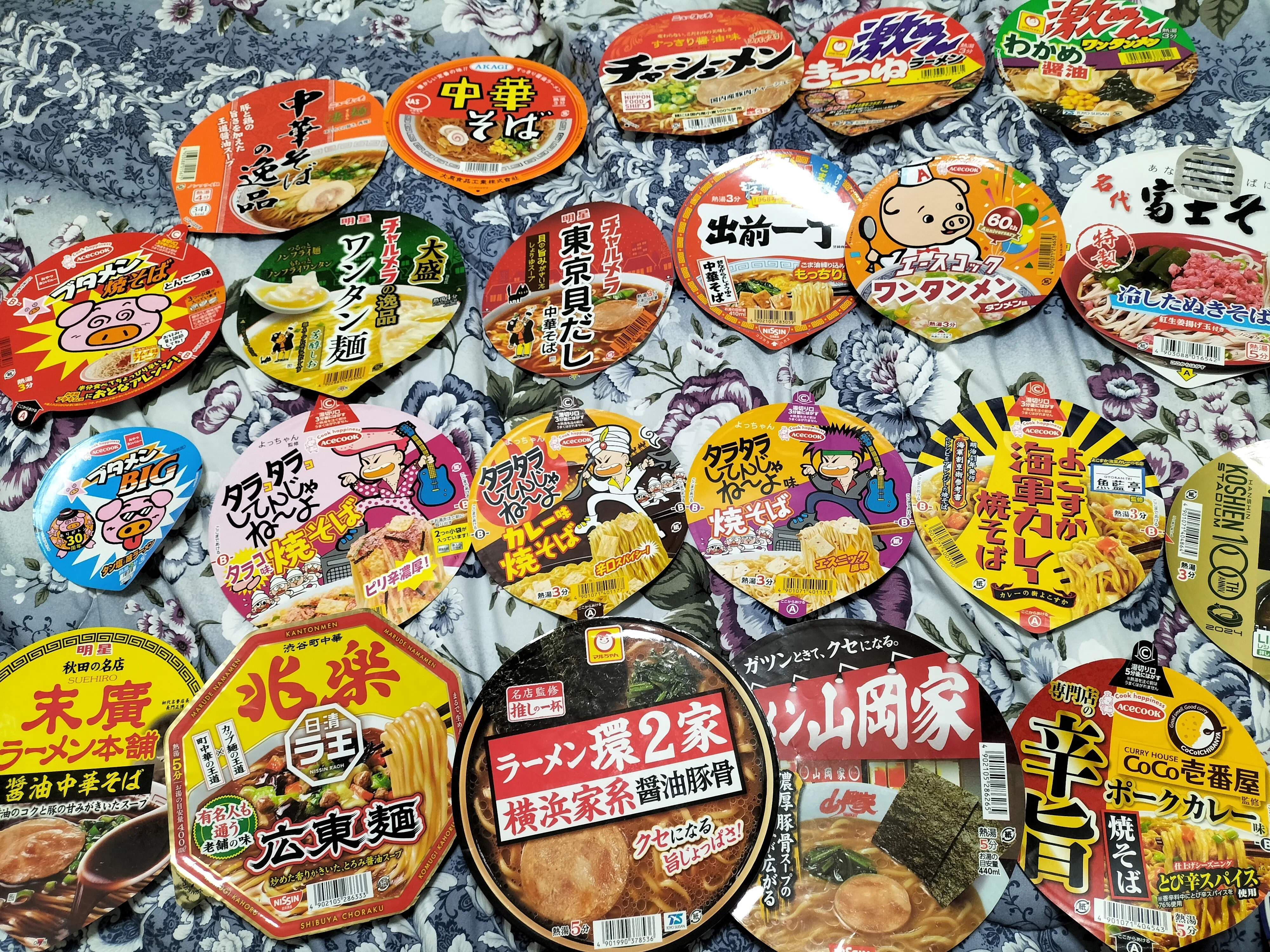 カップラーメンの蓋コレクション｜摩天楼