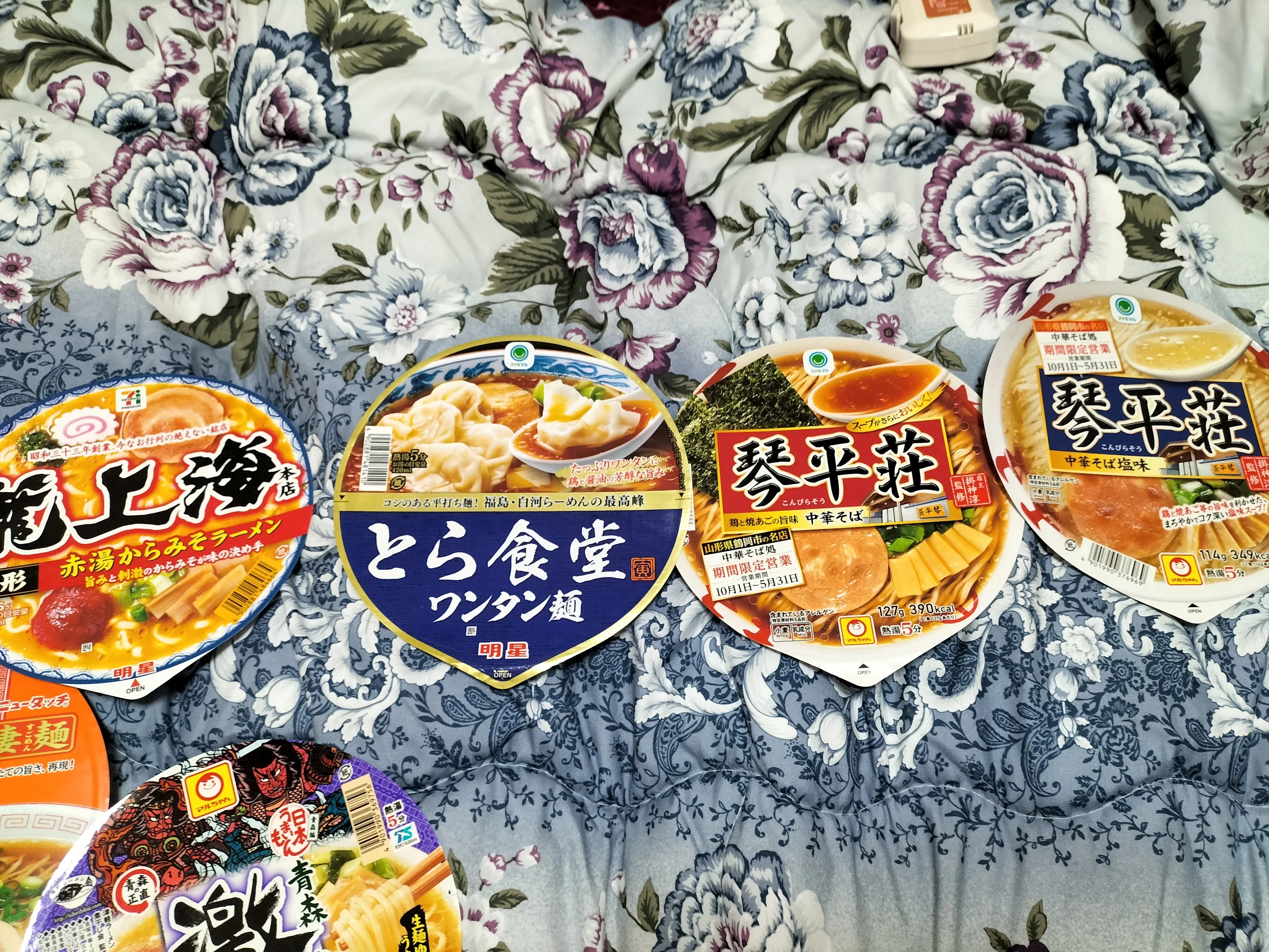 カップラーメンの蓋コレクション｜摩天楼