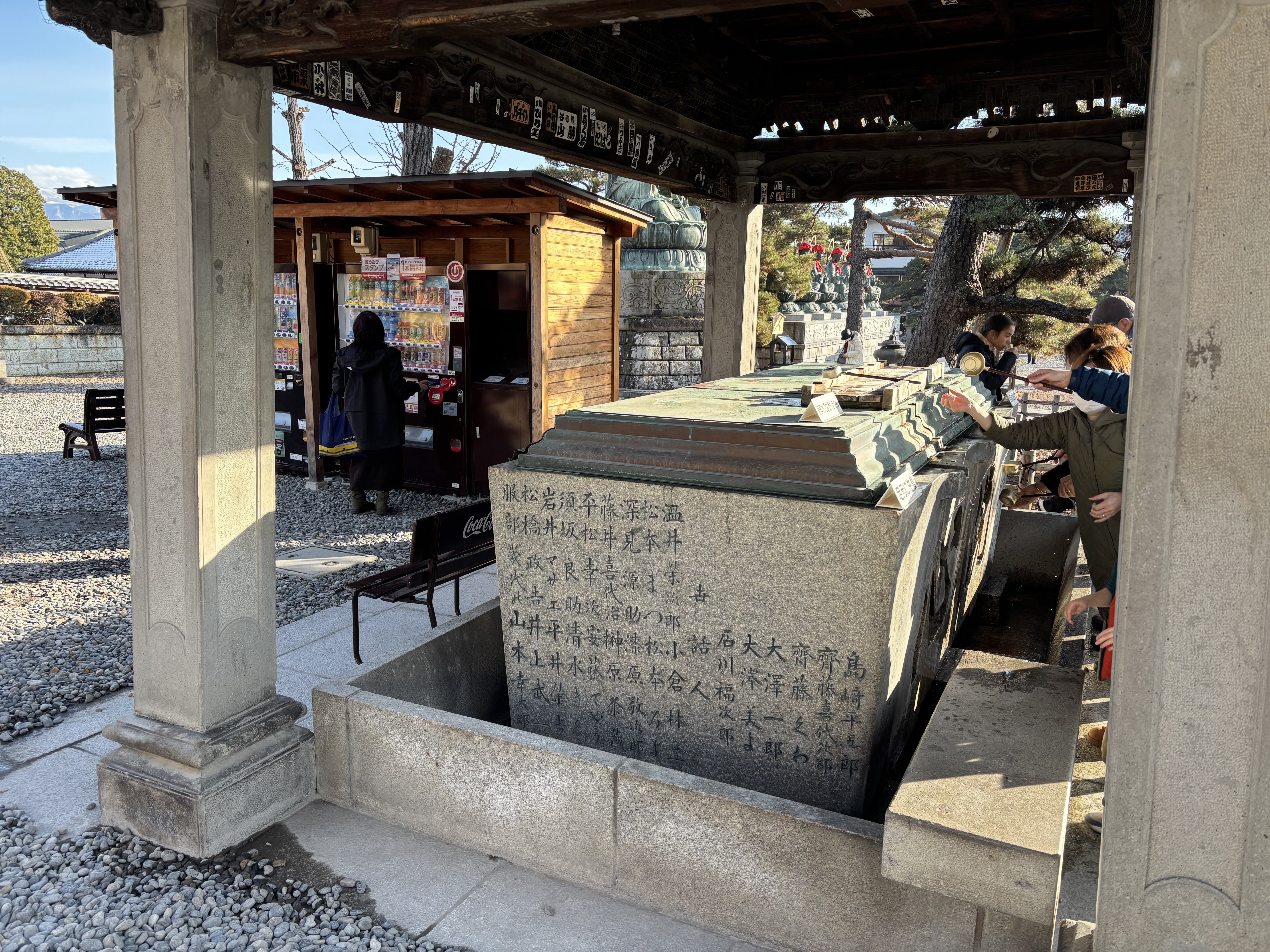 参拝客・観光客でにぎわう善光寺で、戦争の名残を新たに見つける