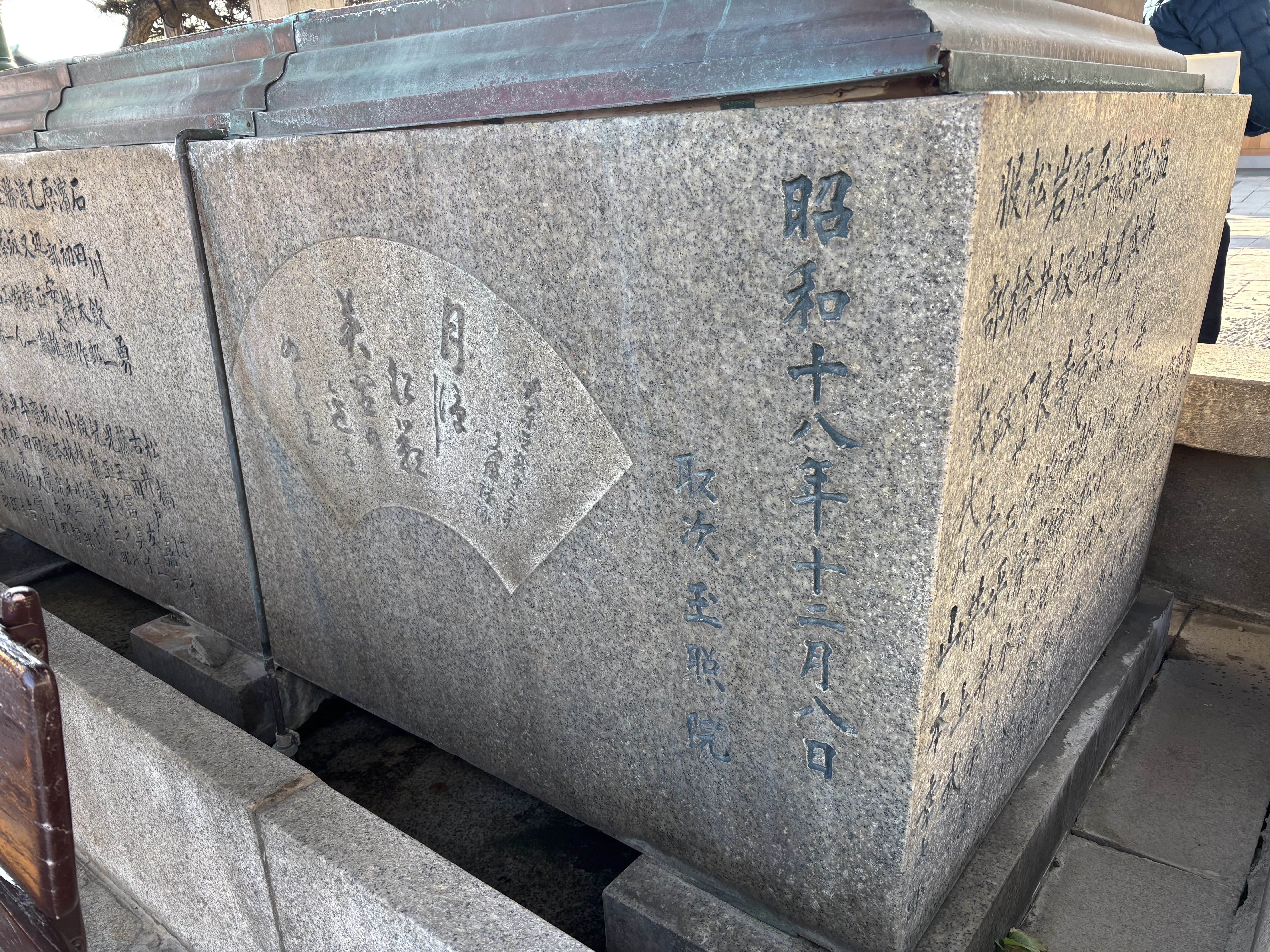 参拝客・観光客でにぎわう善光寺で、戦争の名残を新たに見つける