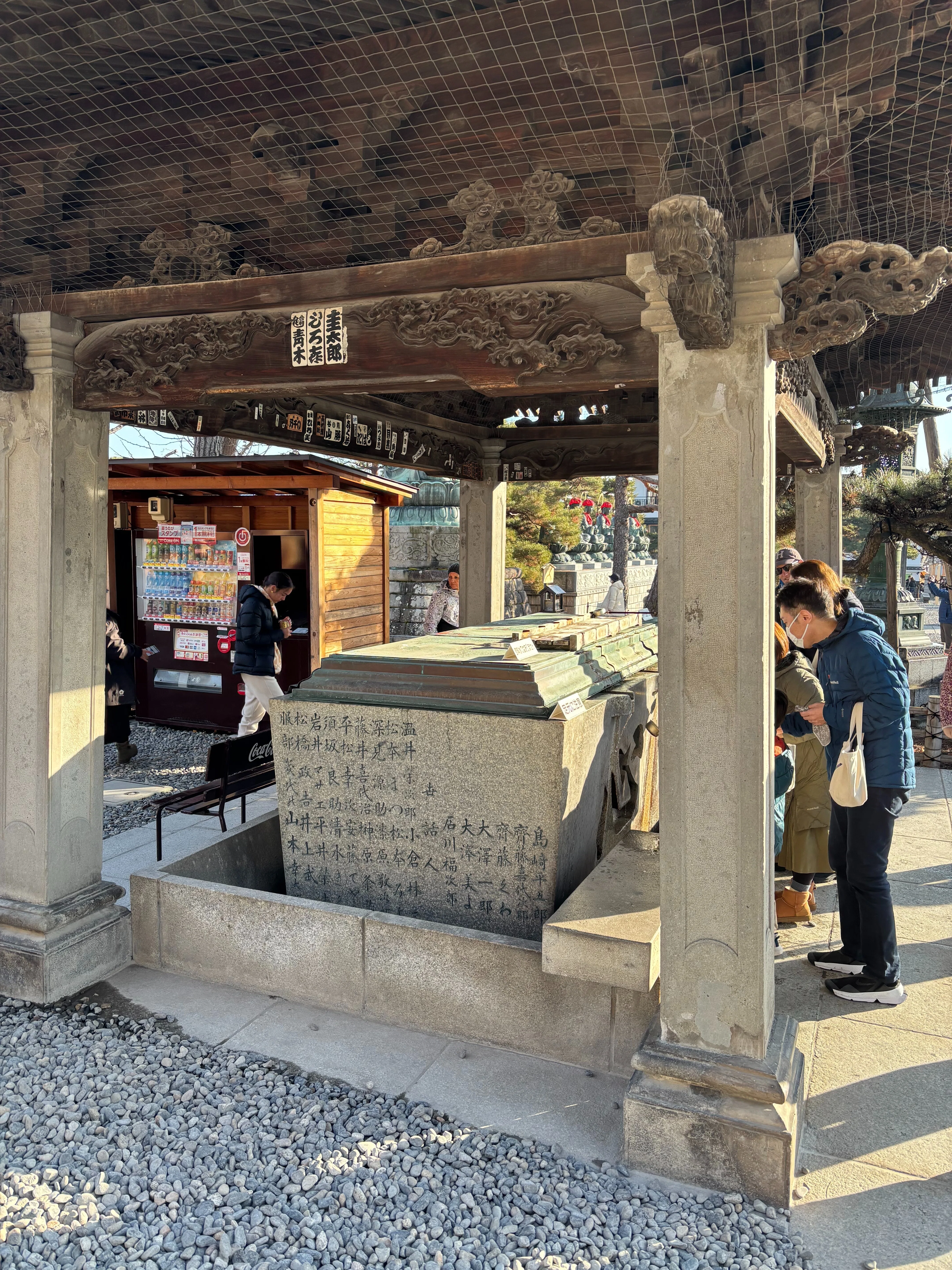 参拝客・観光客でにぎわう善光寺で、戦争の名残を新たに見つける｜信州