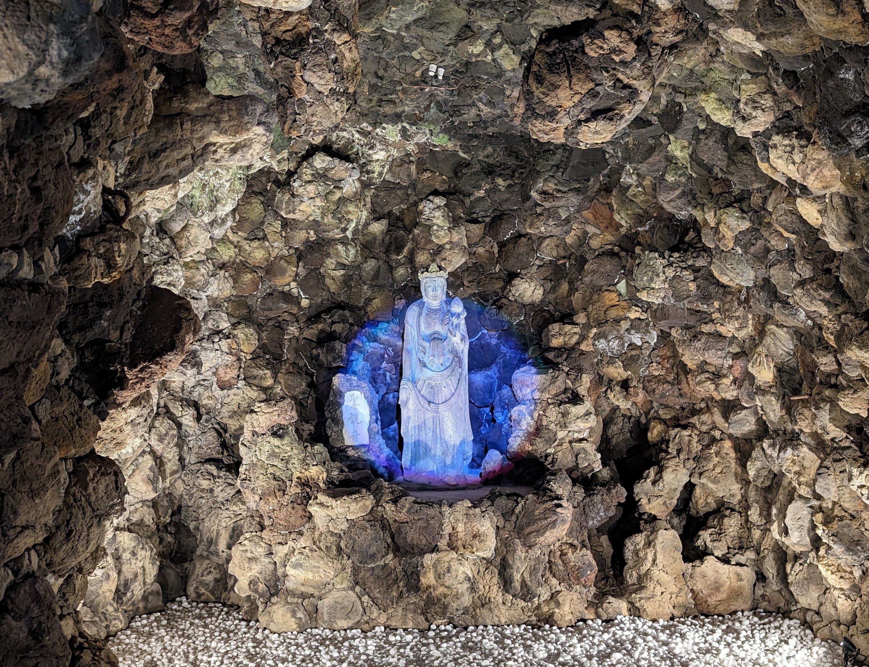 50年の歳月をかけて堀られた。洞窟観音｜コバの休日