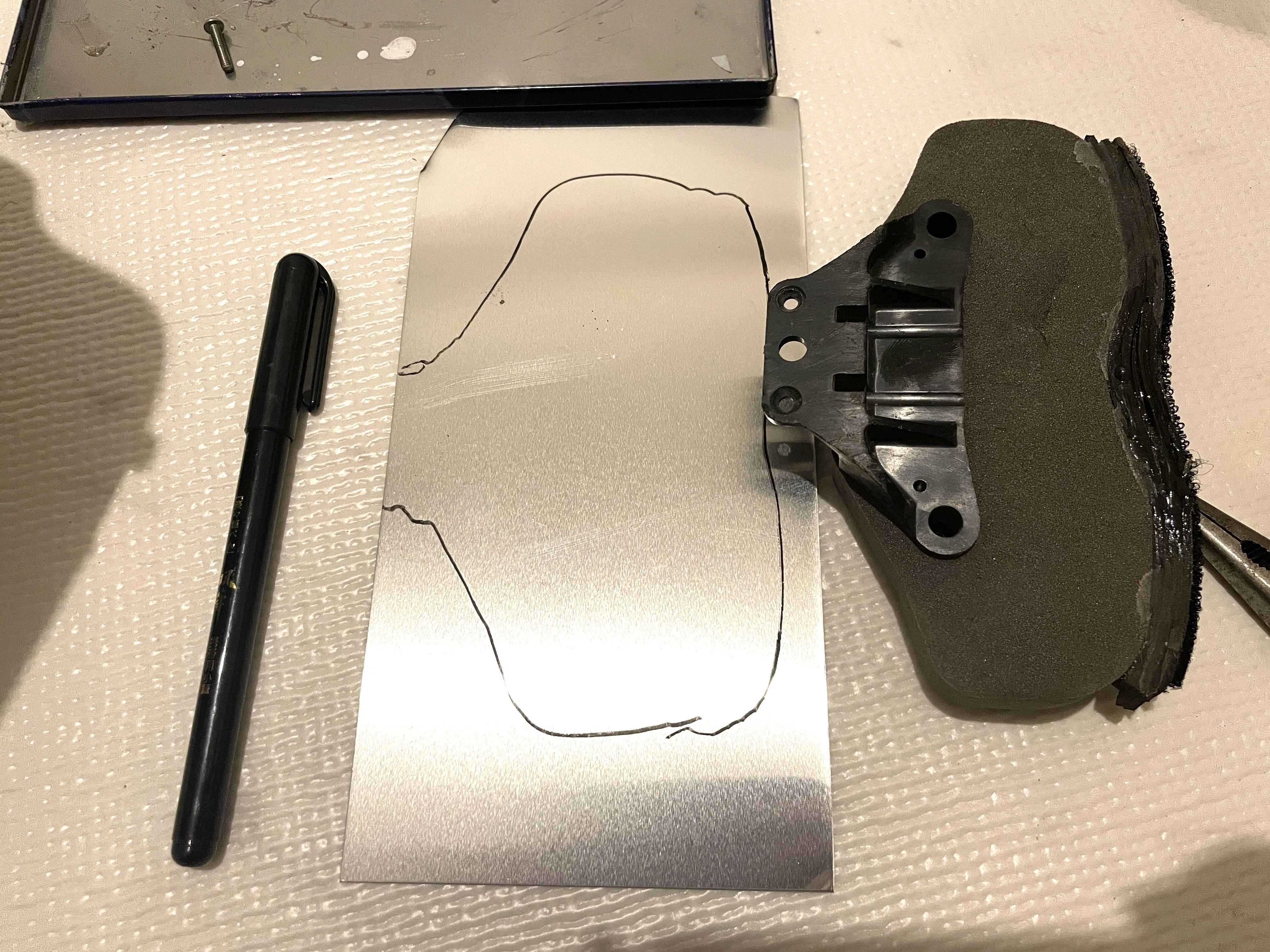 ハサミで切れる金属板を使ってラジコンのドレスアップパーツを自作して