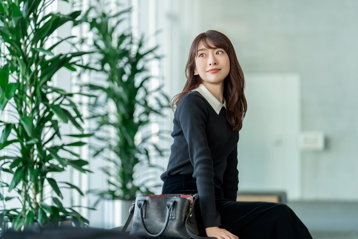 座っている女性