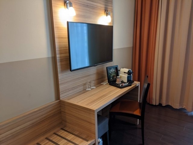 1737386299 7BnCoIshmRFK52D9uZxw0JHL - 【ホテル客室デザイン革命】テレビ中心からスマホ中心へ、次世代の部屋作りとは？