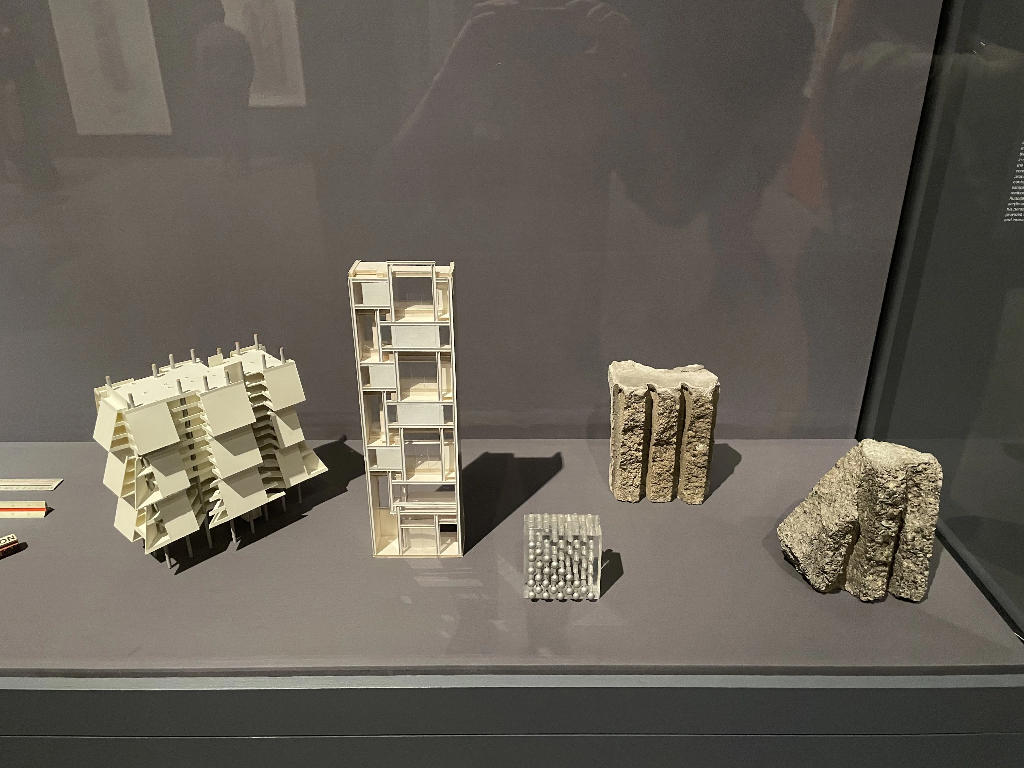 ブルータリズムからプルーラリズムへ：建築家ポール・ルドルフの多面性