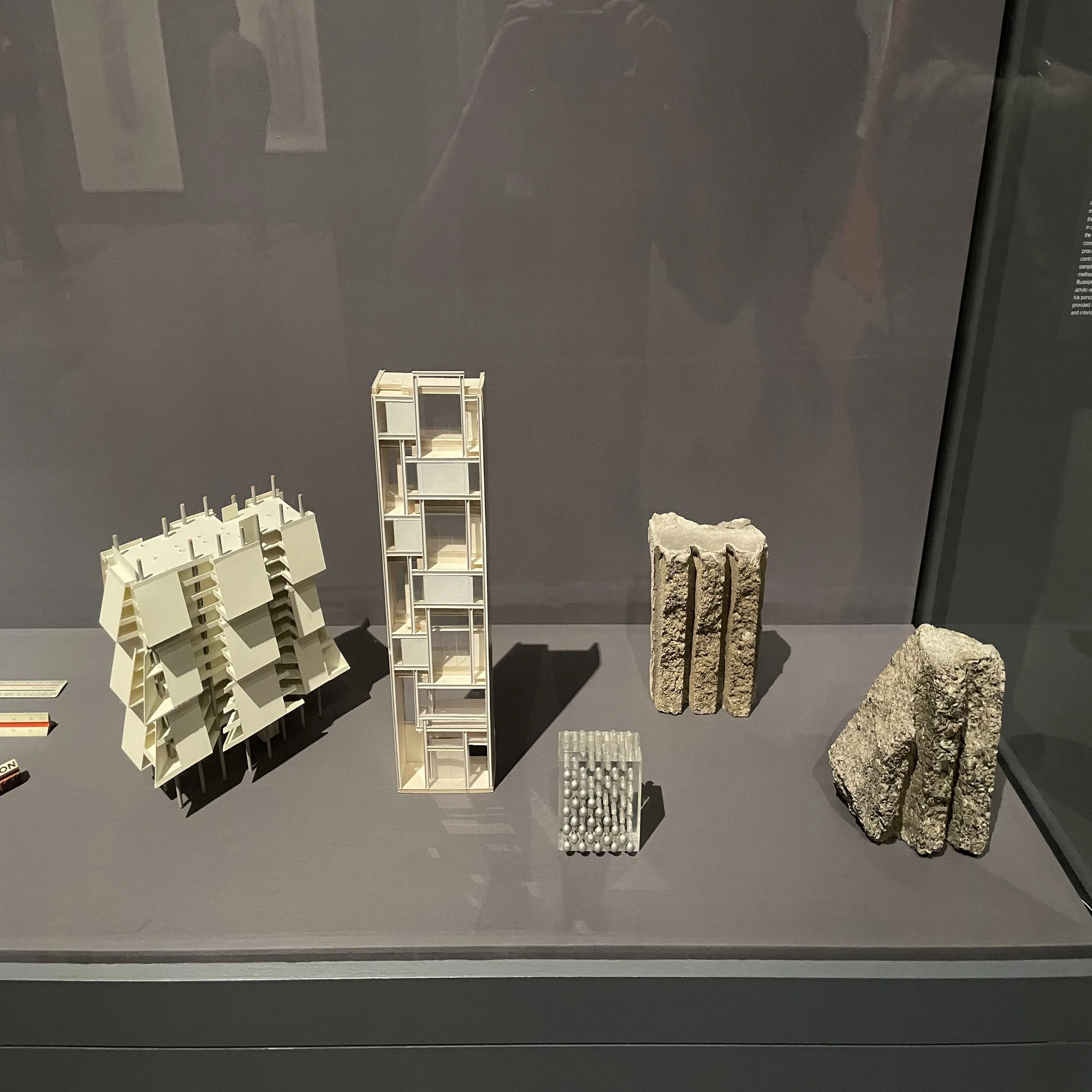 ブルータリズムからプルーラリズムへ：建築家ポール・ルドルフの多面性 