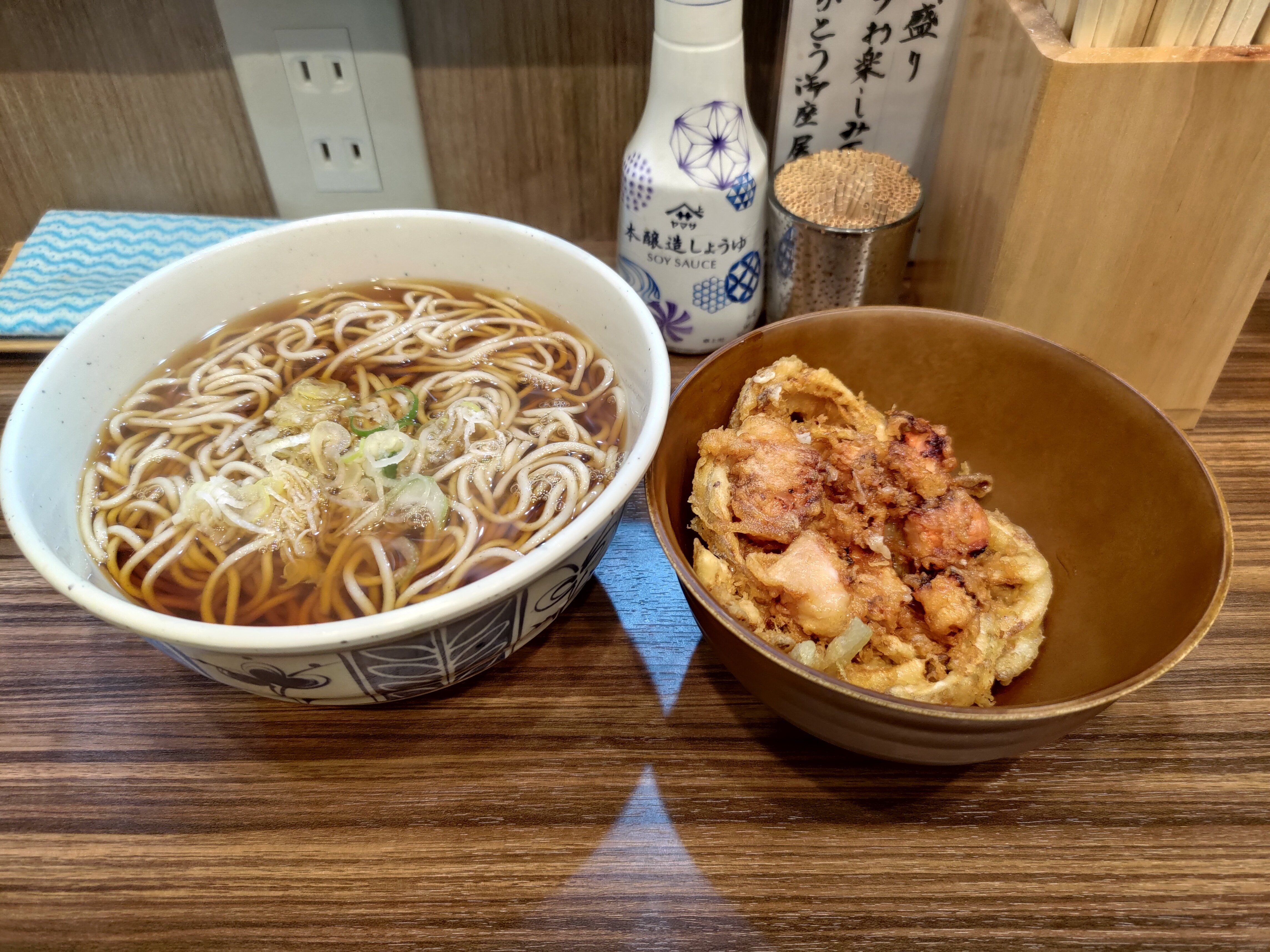 0417】綾瀬の立ち食いそば稜さんでジャンボげそ天そばを肴に生ビールを