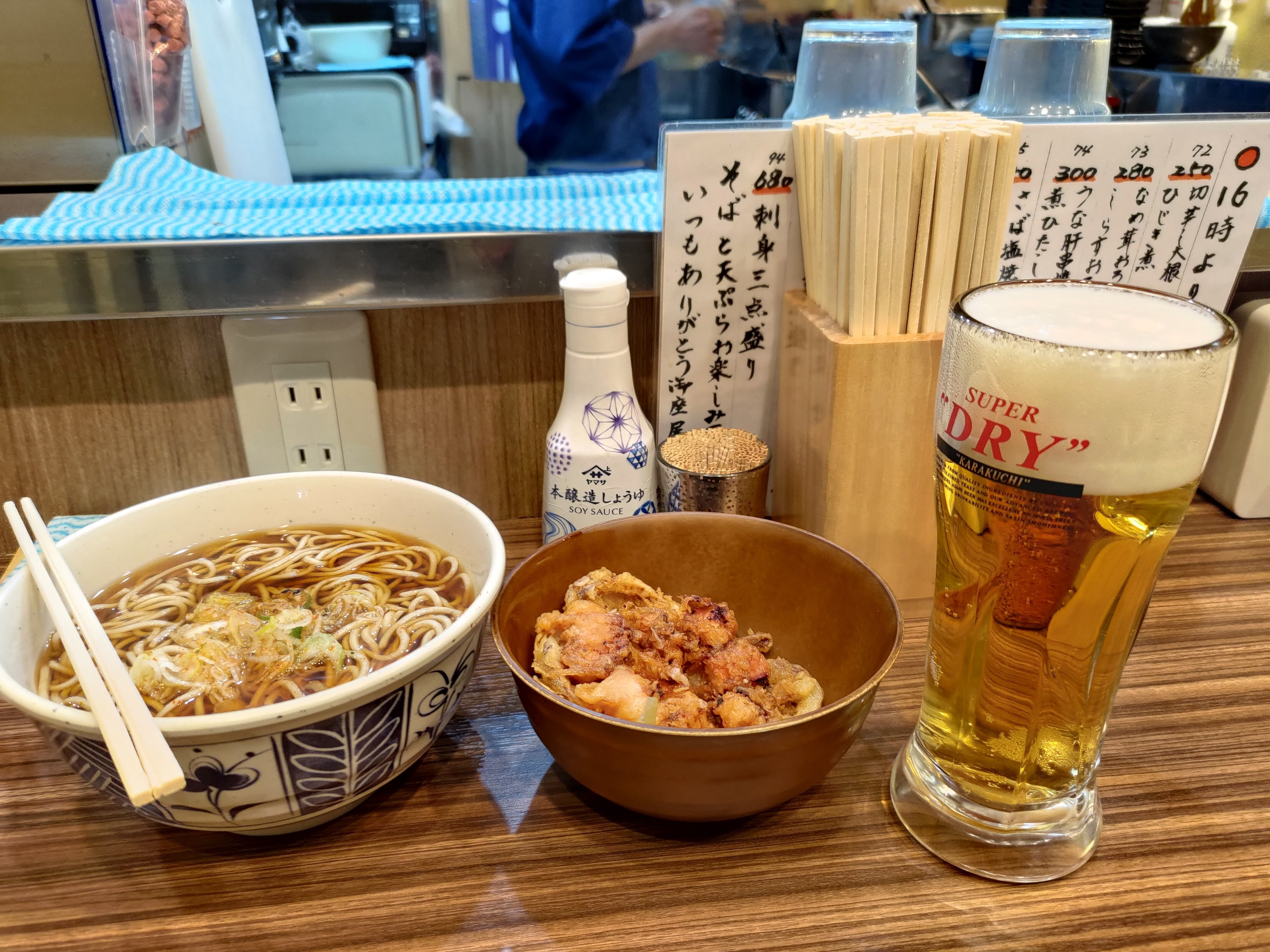 0417】綾瀬の立ち食いそば稜さんでジャンボげそ天そばを肴に生ビールを