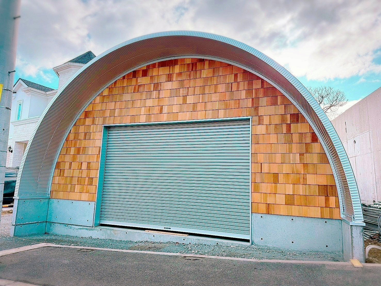 ラオス アーチ型建築 妻面木仕上げ】TAKATSUKI BASE、大阪府高槻市｜スチールアーチ四国