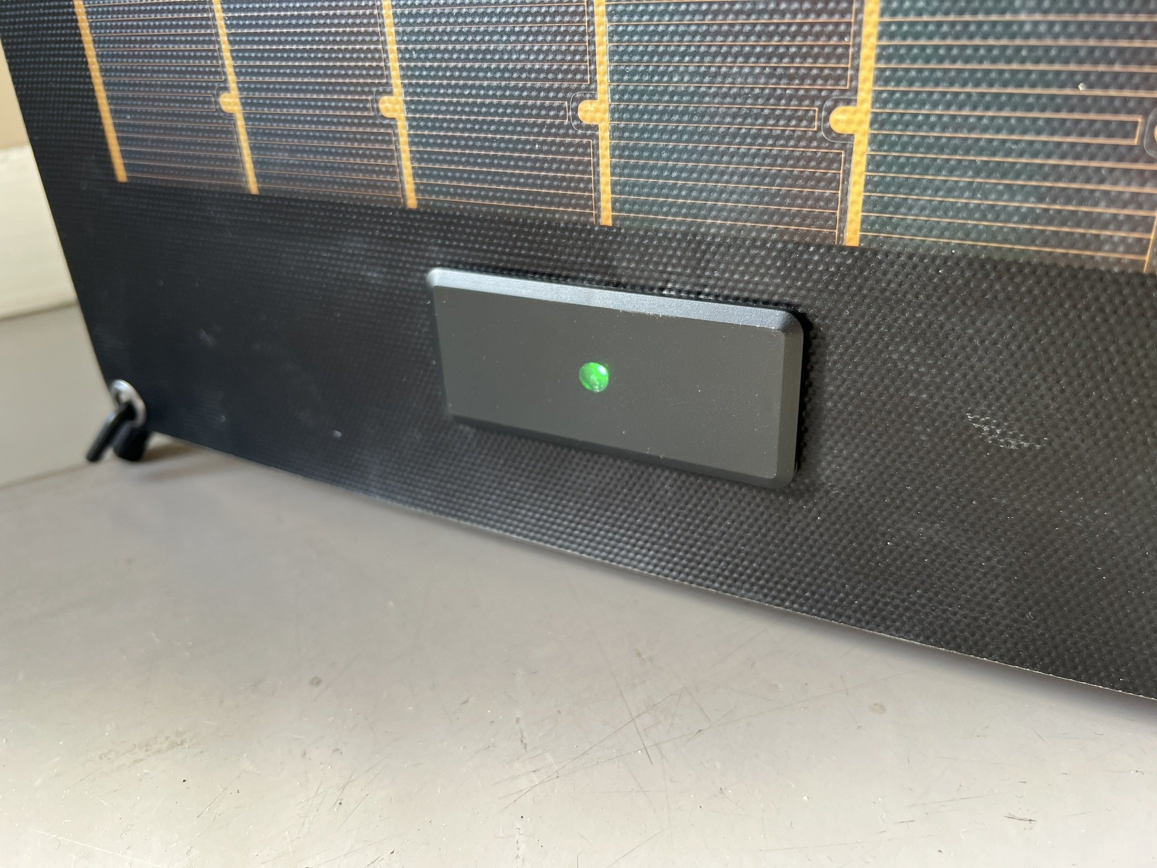 ソーラーパネル】BELLOFの薄膜型ソーラーシートチャージャー：未来の