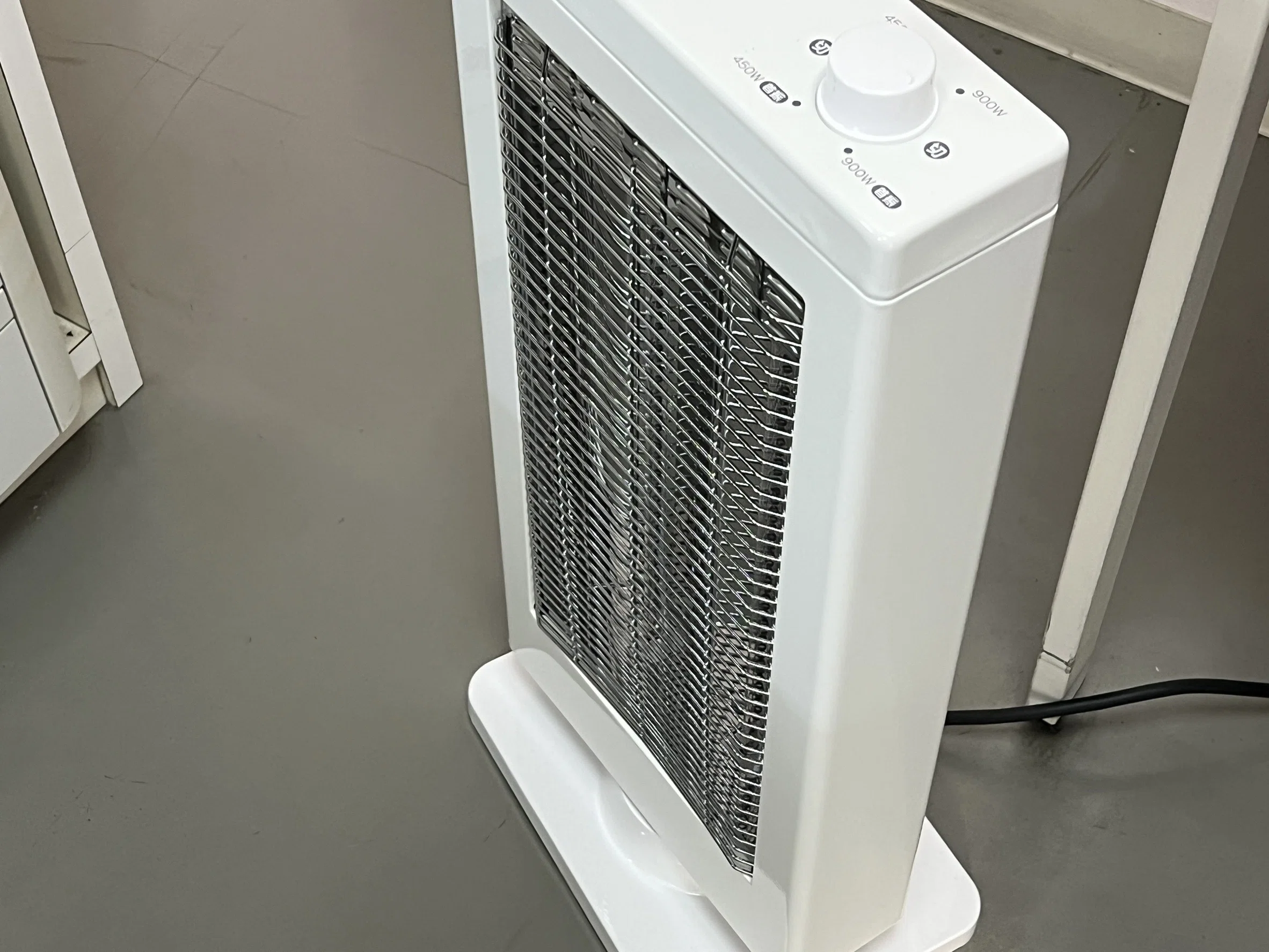 カーボンヒーター】Amazonベーシック遠赤外線カーボンヒーター：冬の