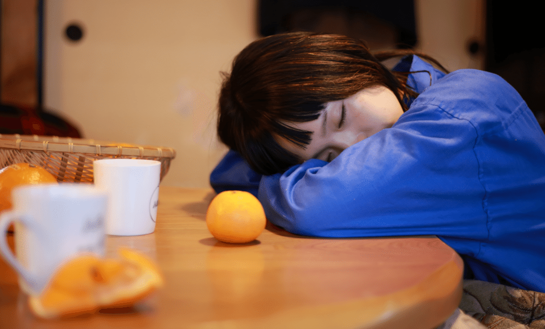 こたつで寝る様子