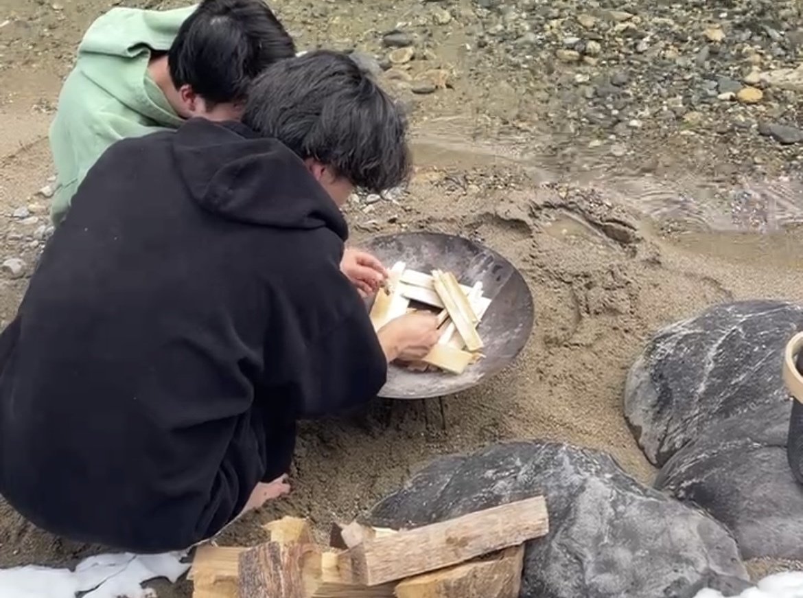 焚き火の準備をする様子