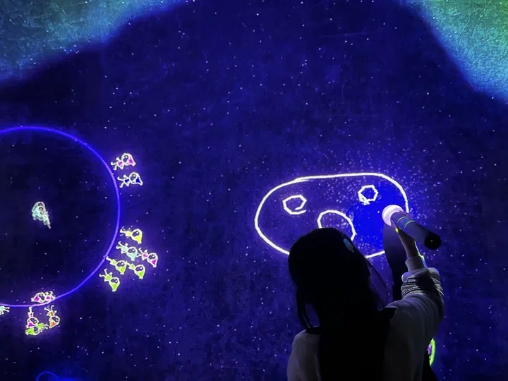 チームラボプラネッツ:学ぶ!未来の遊園地「こびとが住まう宇宙の窓」