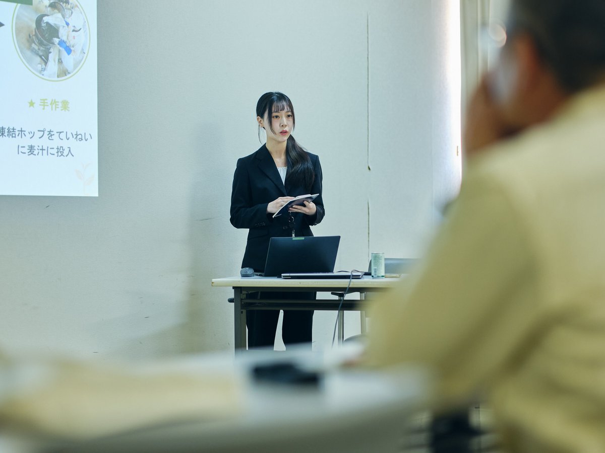 学生が発表している様子