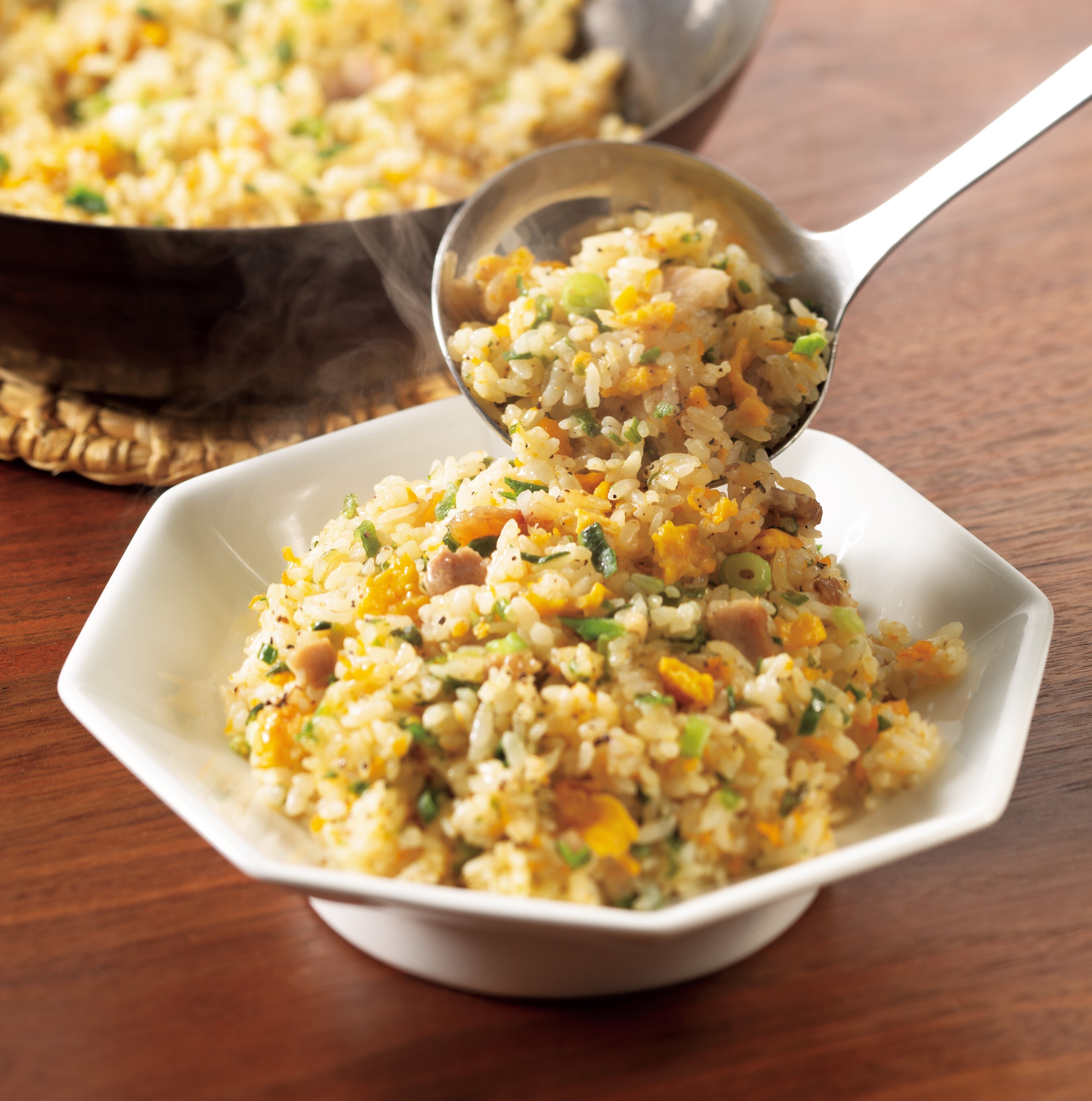 シンプルだけれど食べ飽きない、冷凍チャーハンの味に挑む (ニチレイ