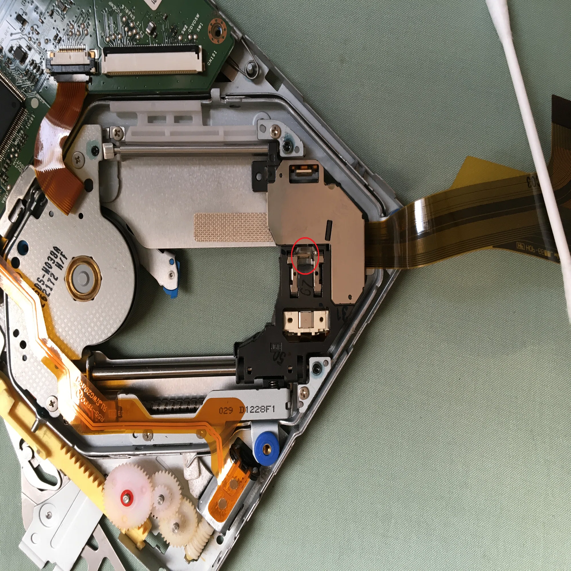 iMac9]27インチiMac Mid2011[A1312]のDVDドライブの分解と調整｜頑固一徹