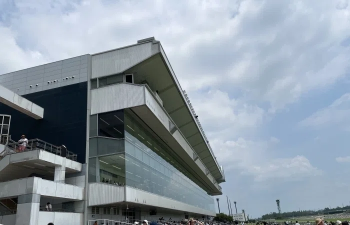 新潟競馬場アイビススタンド