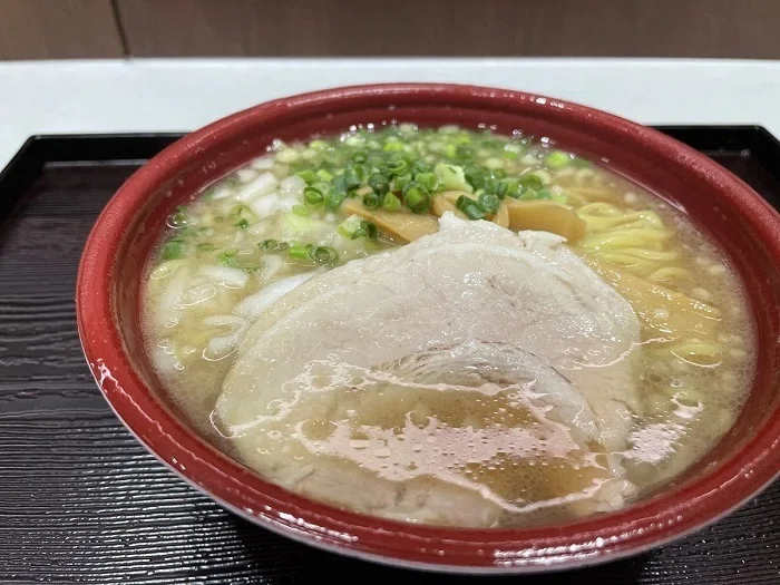 新潟競馬場新潟食堂で食べた燕三条背脂ラーメン