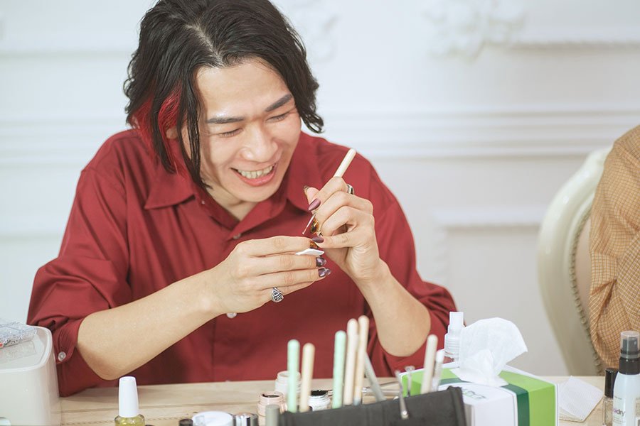 ネイルチップ作りに入ると、先ほどまでの雰囲気とは一変、集中モードに入るお二人。「インタビュー中にこんなに静かになることって、ないですよね？（笑）」（渡部）