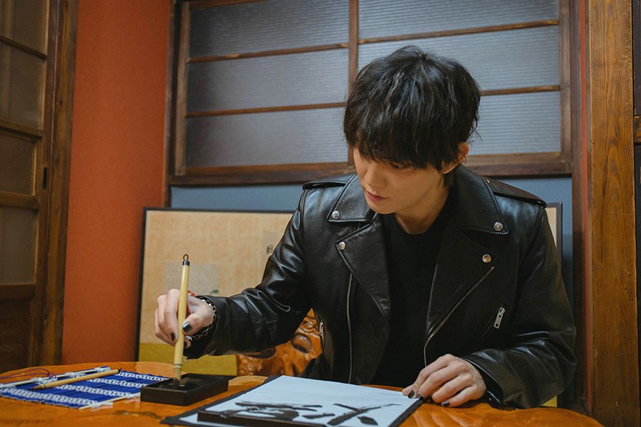 勢いよく筆をとり、スラスラと書き始める今井さん