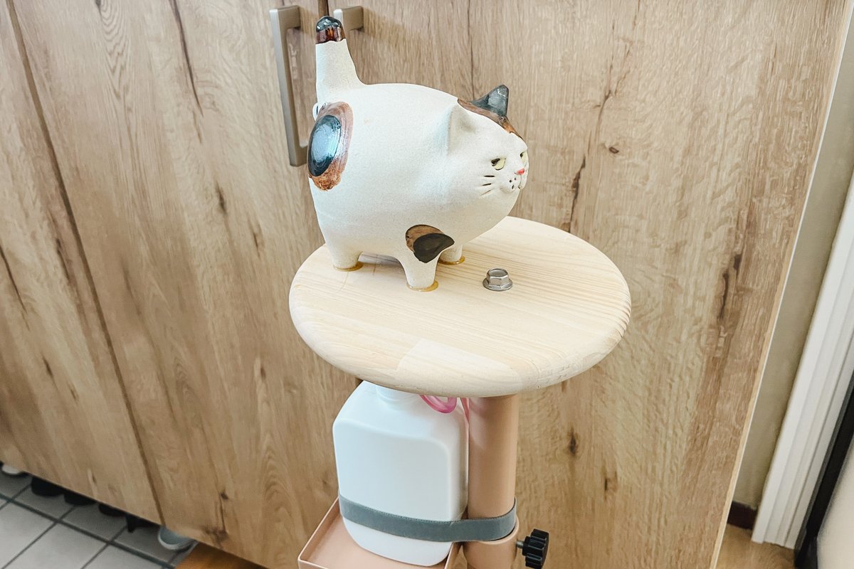 まん丸の三毛猫様型ディスペンサー（撮影＝numan編集部）