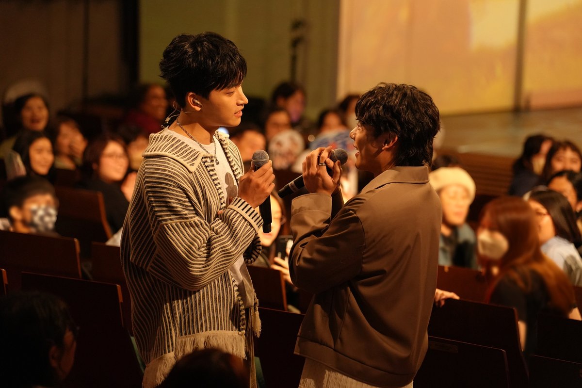 客席降りでの一コマ。ドラマを彷彿とさせる演出に客席もうっとり（ファンミーティング夜公演より）