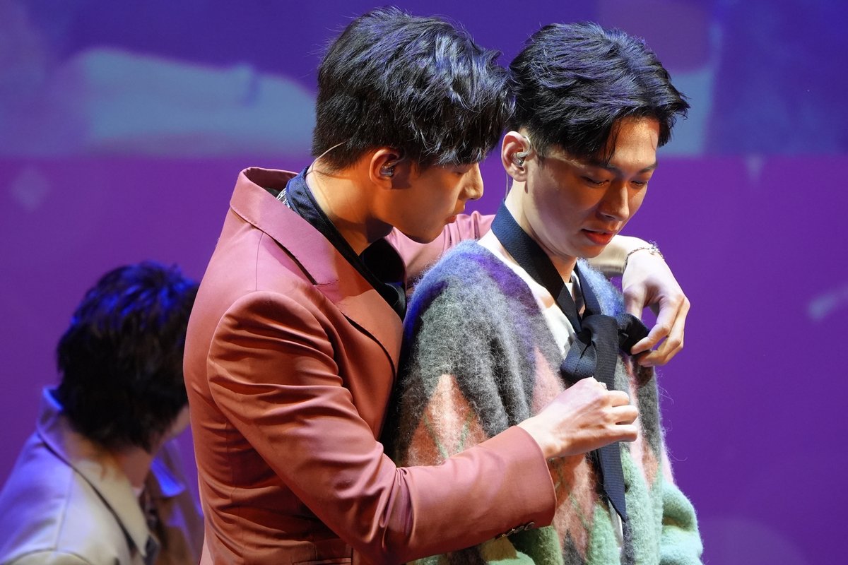演技再現コーナーにて、ネクタイの締め方を教えてあげる『You Are Mine』の名シーンを再現！（ファンミーティング夜公演より）