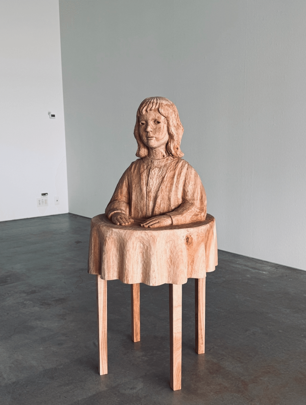 自然光のみで照らされた大竹利絵子の彫刻の魅力｜多摩美術大学芸術学科