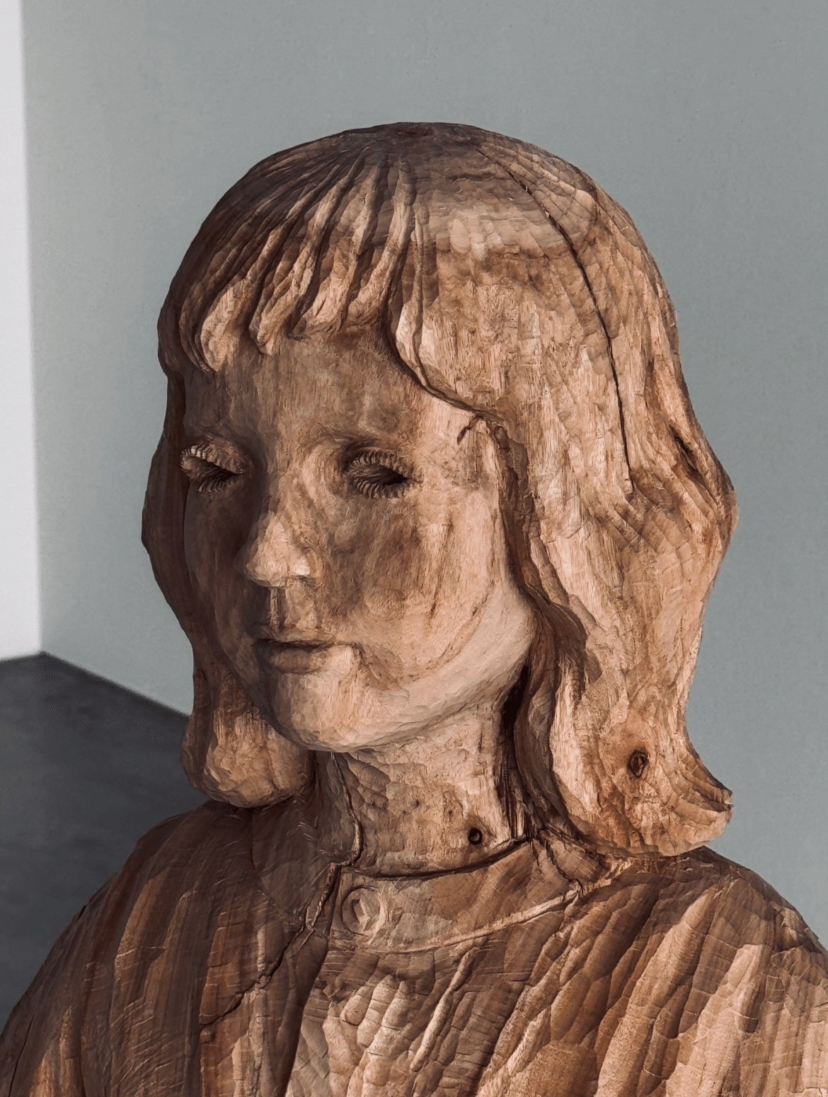 自然光のみで照らされた大竹利絵子の彫刻の魅力｜多摩美術大学芸術学科