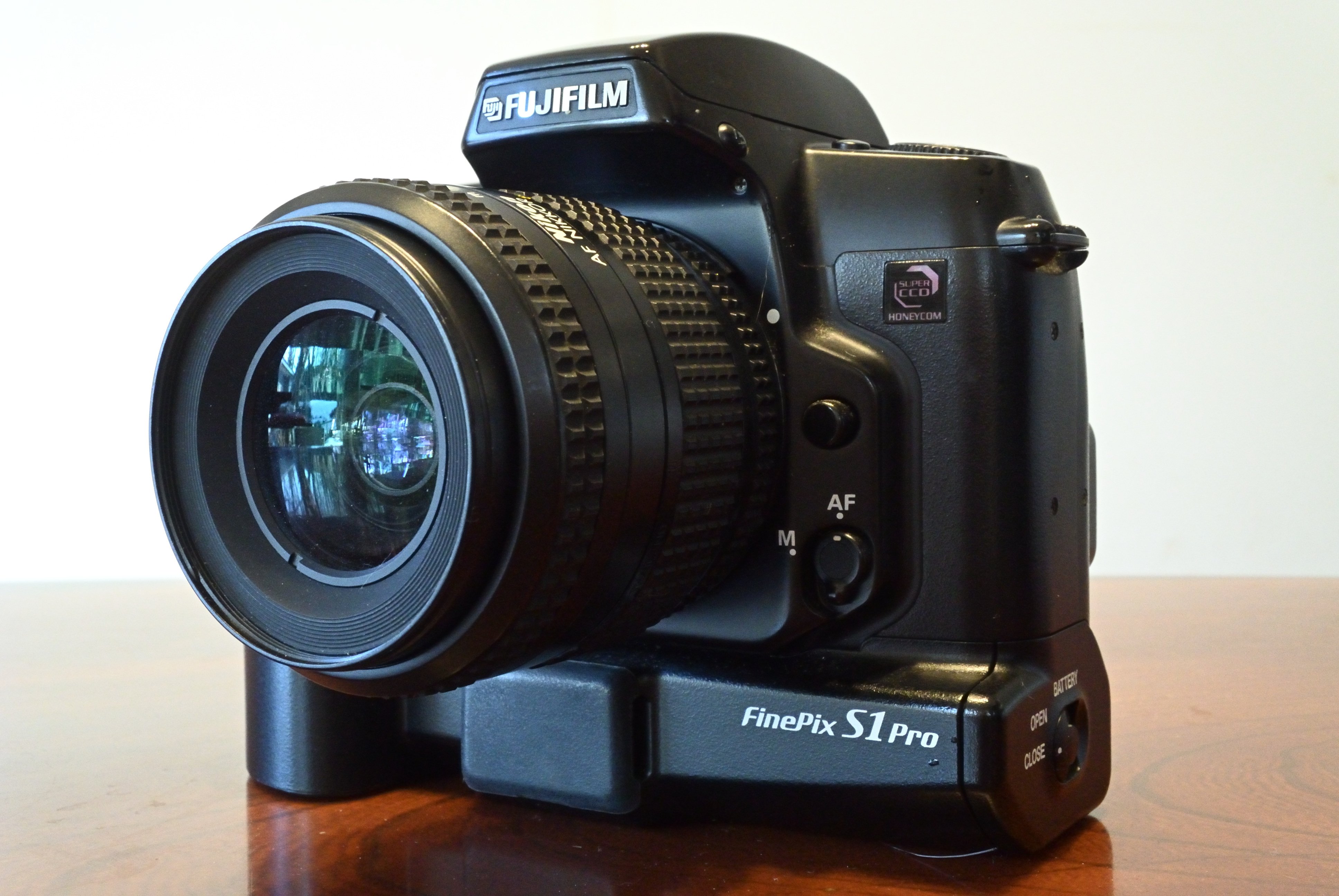 富士フィルム Fine Pix S1pro 〜ハニカムCCDに魅せられて