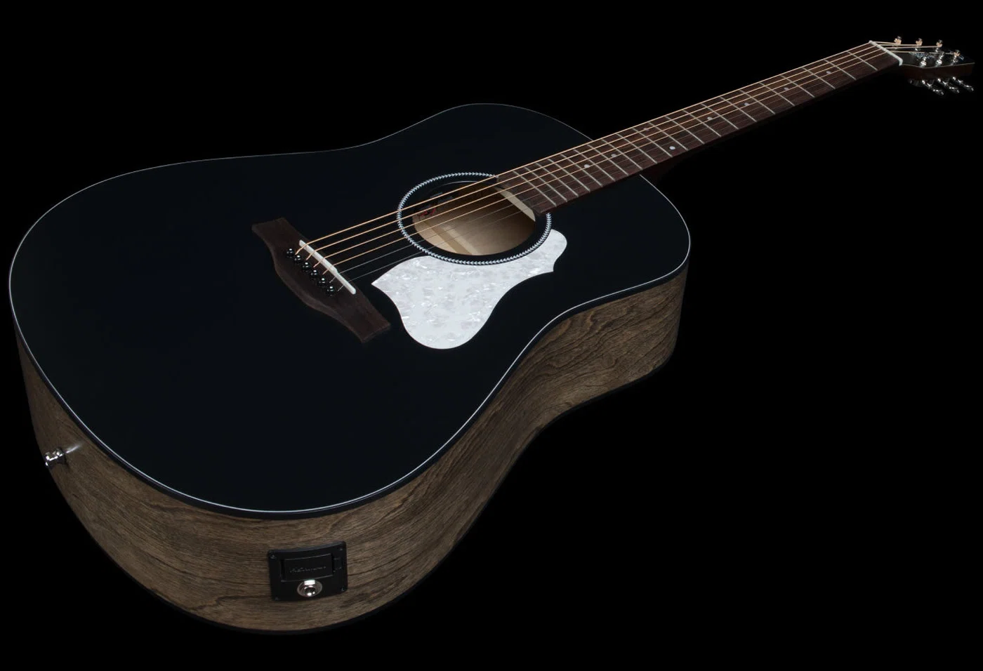 コントラスト際立つブラックトップが印象的な「Seagull S6 CLASSIC