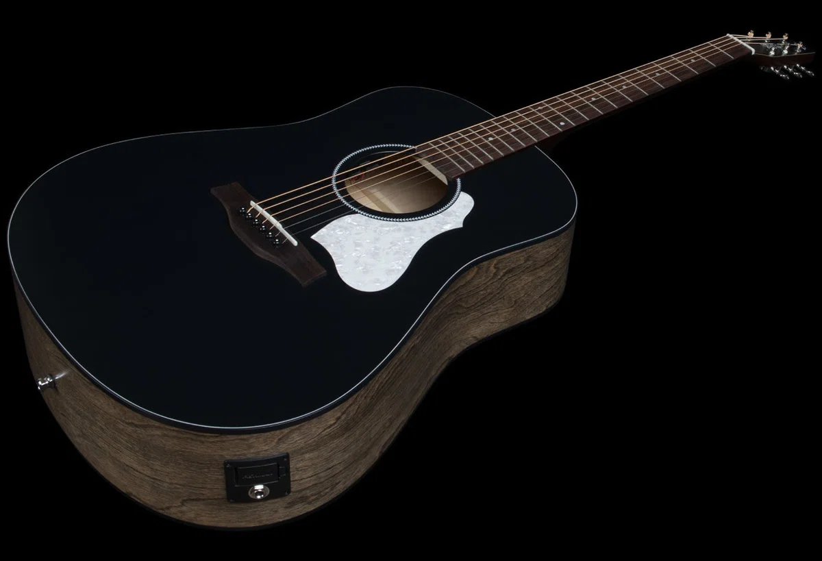 The Seagull S6 CLASSIC BLACK features an impressive, high-contrast