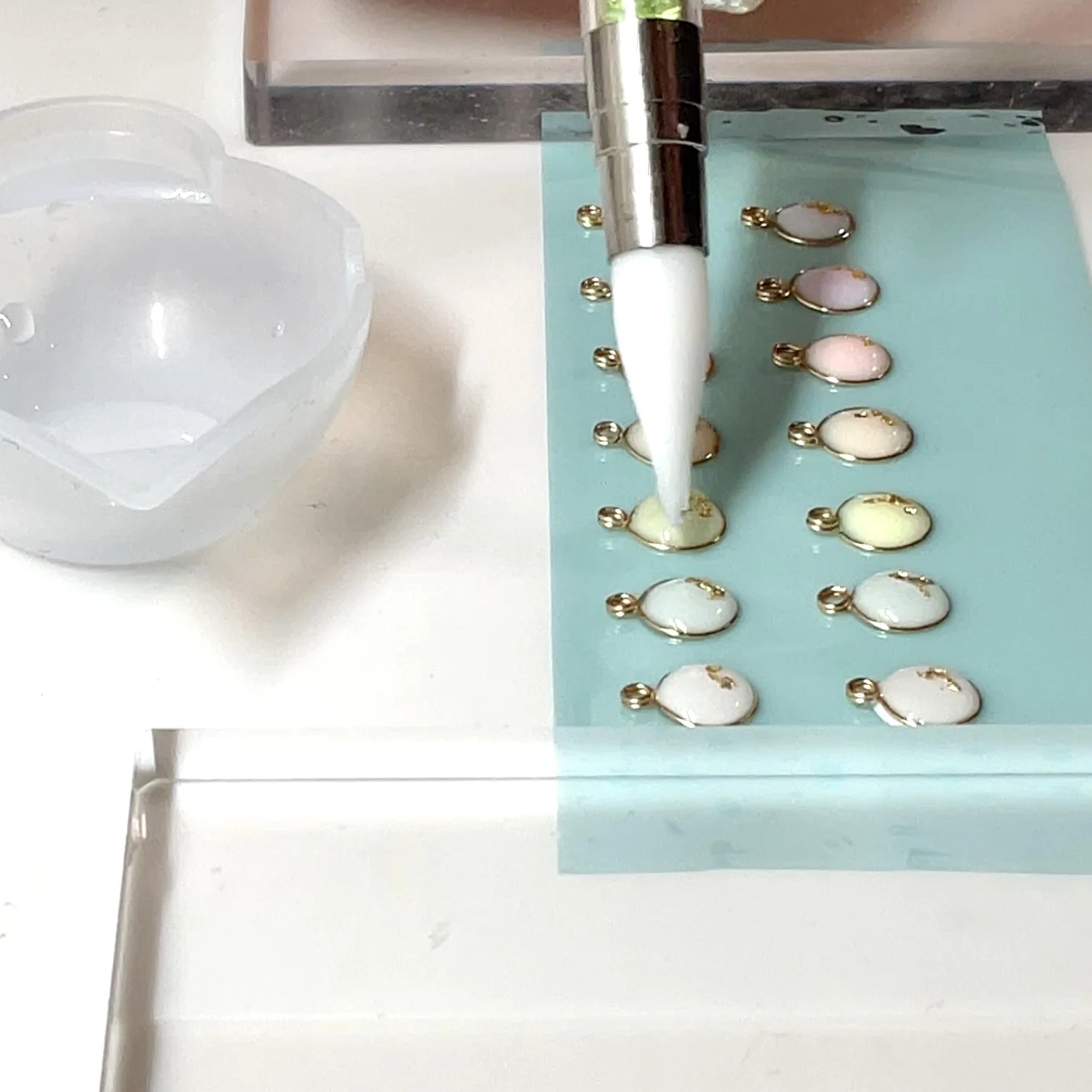 マカロン_ワイヤーとレジンで作るアクセサリー｜mijinko_factory