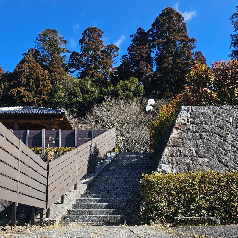 山口県周南市鹿野の中心部、清流通りの階段を撮影。青空を入れたいときには、しゃがんで撮る構図、いいですね。