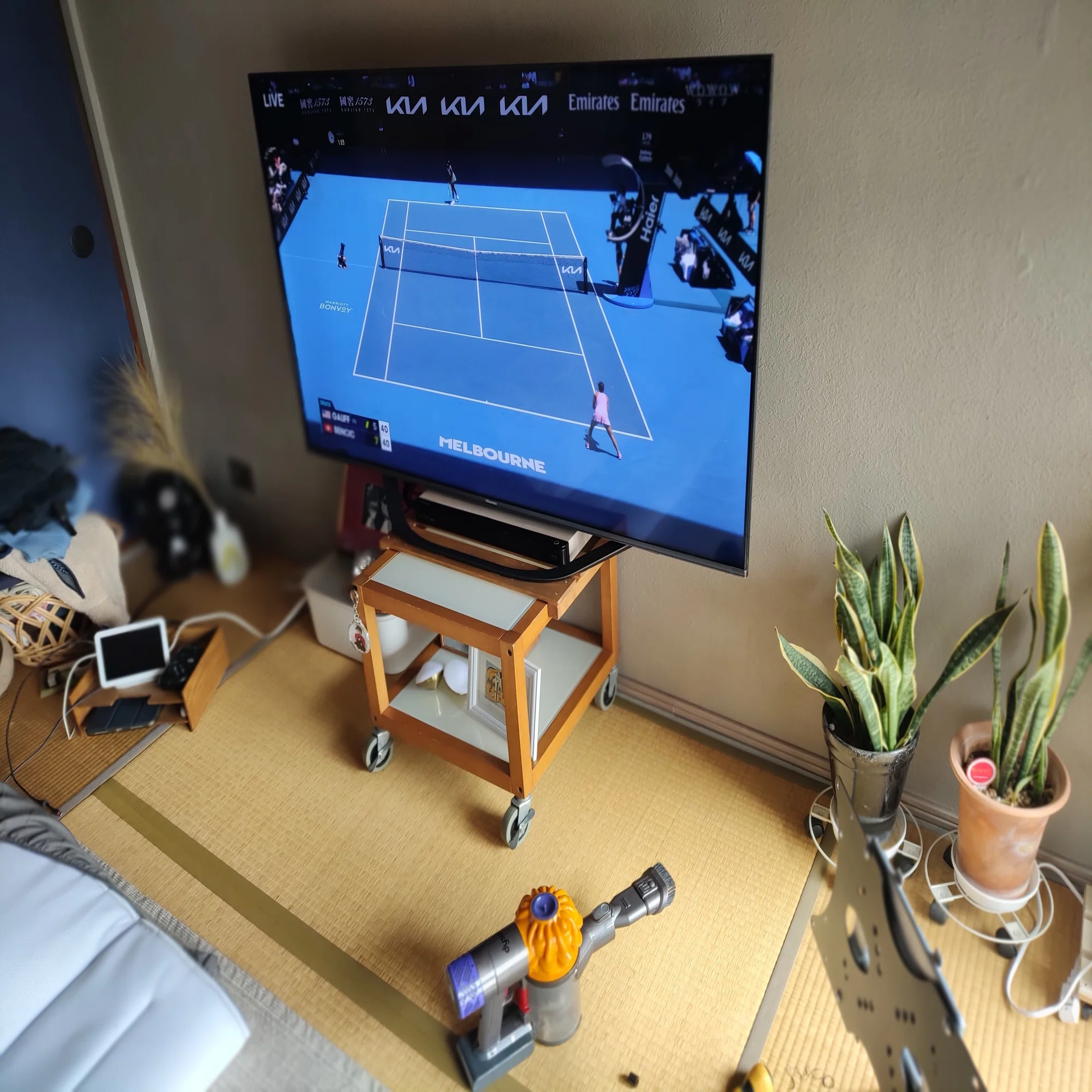 55インチテレビの圧迫感をなんとかしたく、画面位置を低くしました 