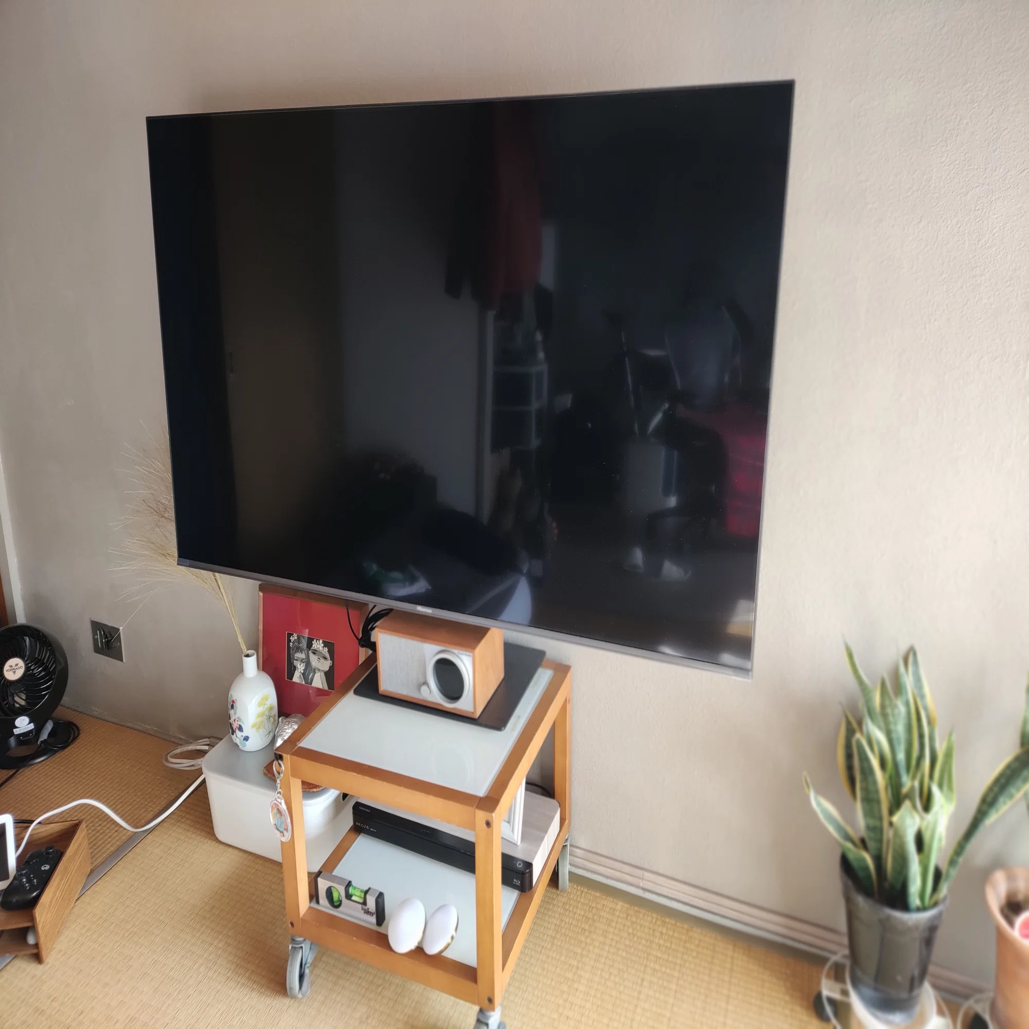 55インチテレビの圧迫感をなんとかしたく、画面位置を低くしました 