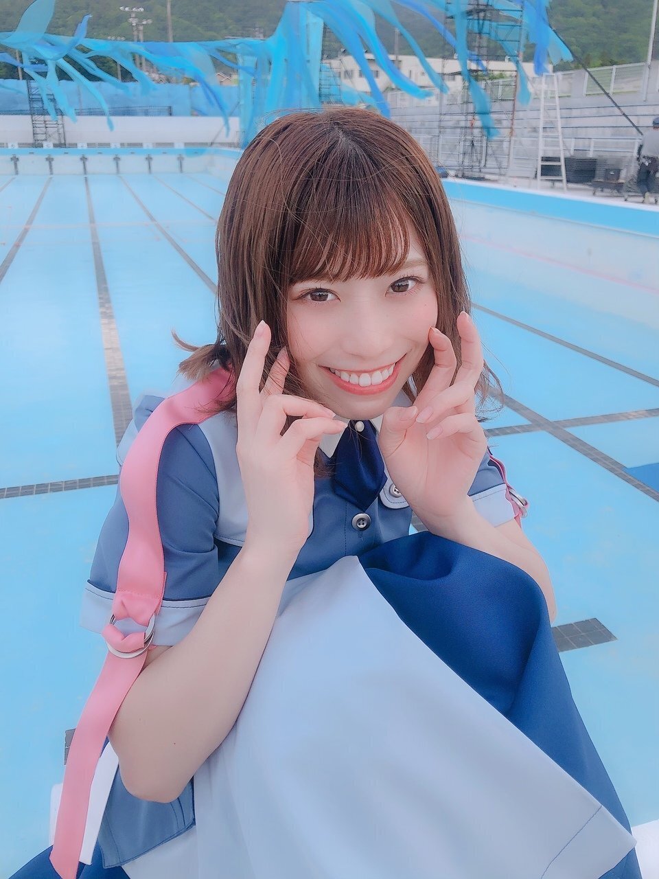 ピンクのドレスが似合いすぎる！東村芽依が卒業セレモニーのオフ