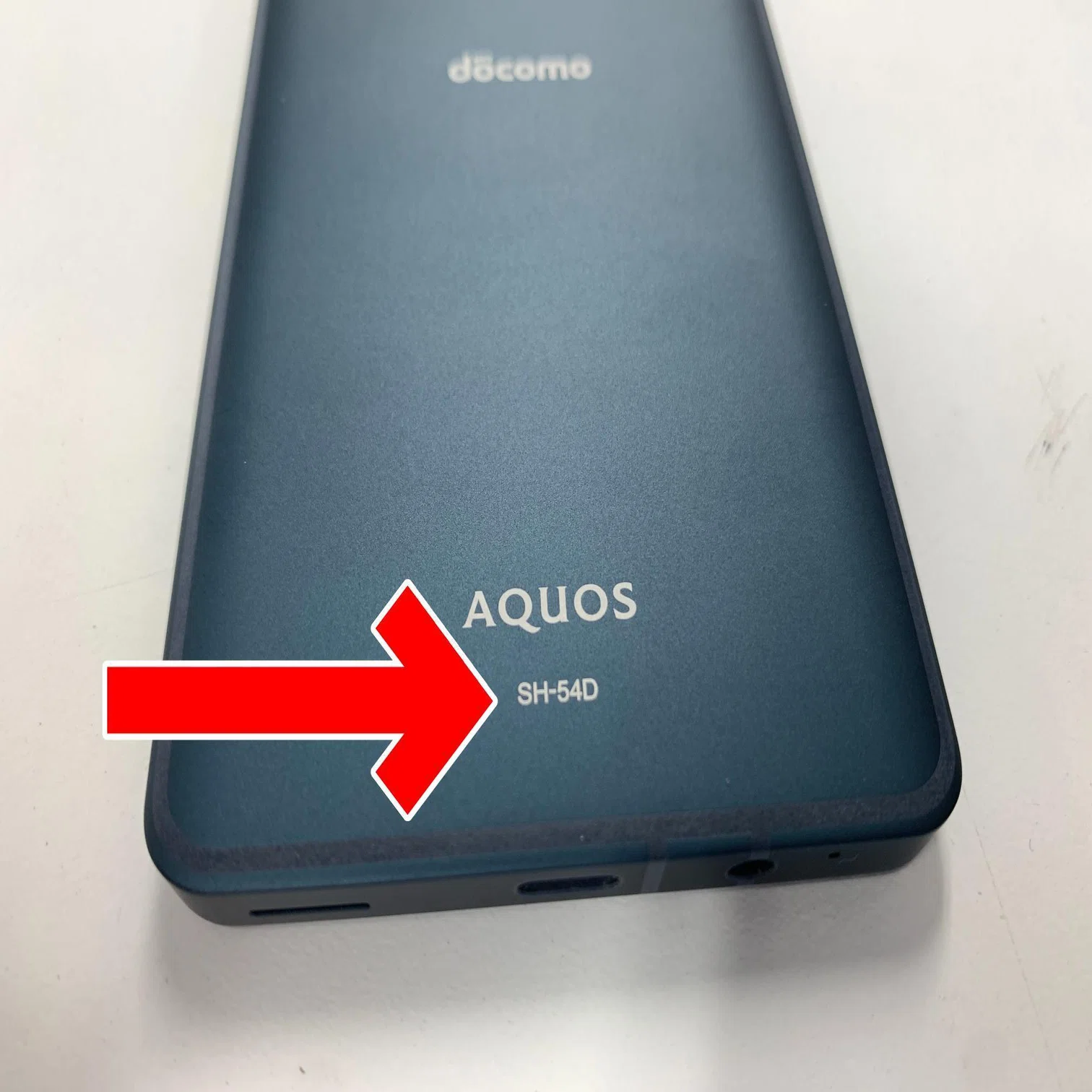 AQUOS sense8の画面交換を19580円で対応中！縦線が入る症状が改善 
