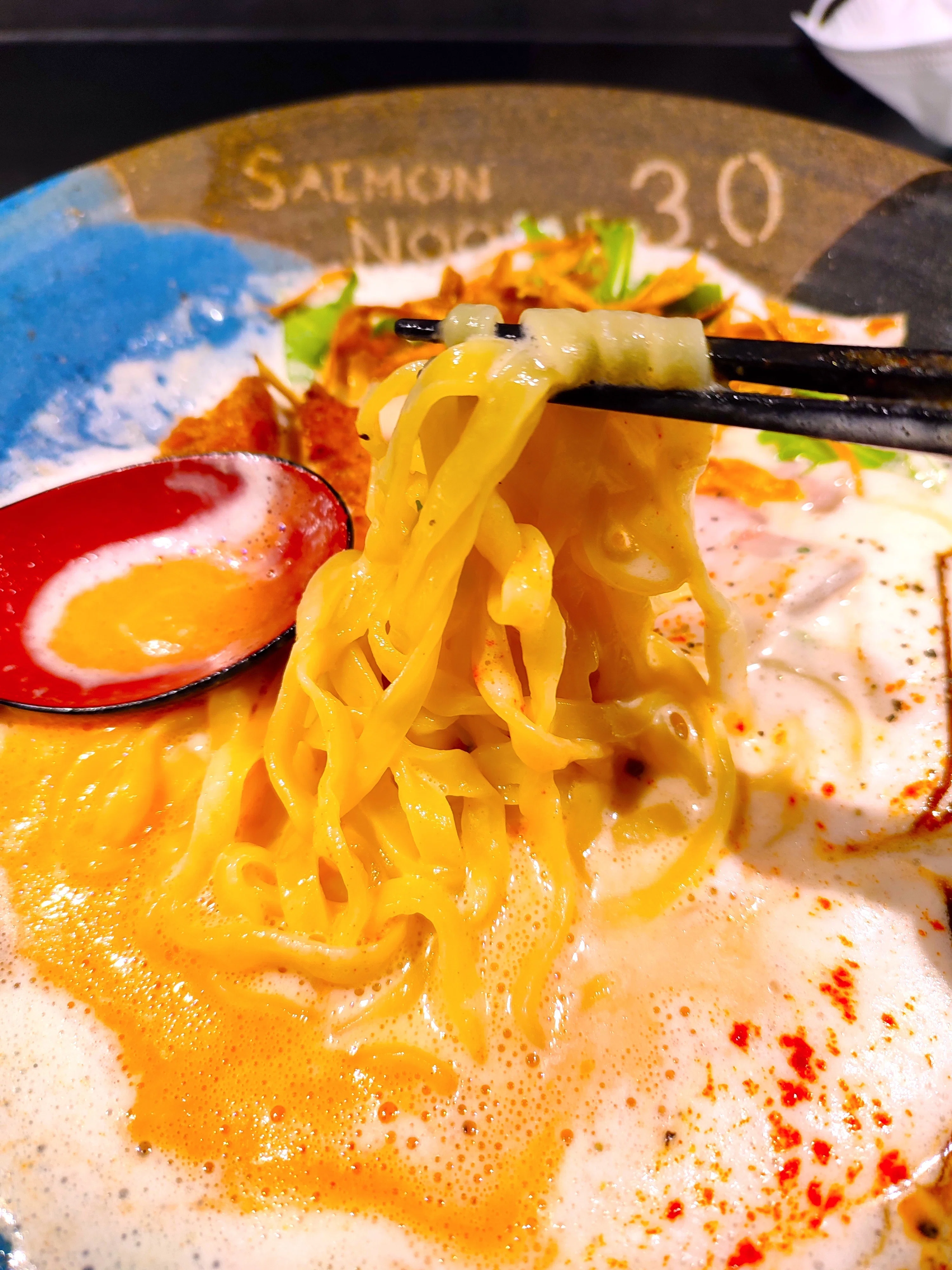 劇場めし 第52回】神楽坂のサーモンラーメン｜おちらしさんWEB