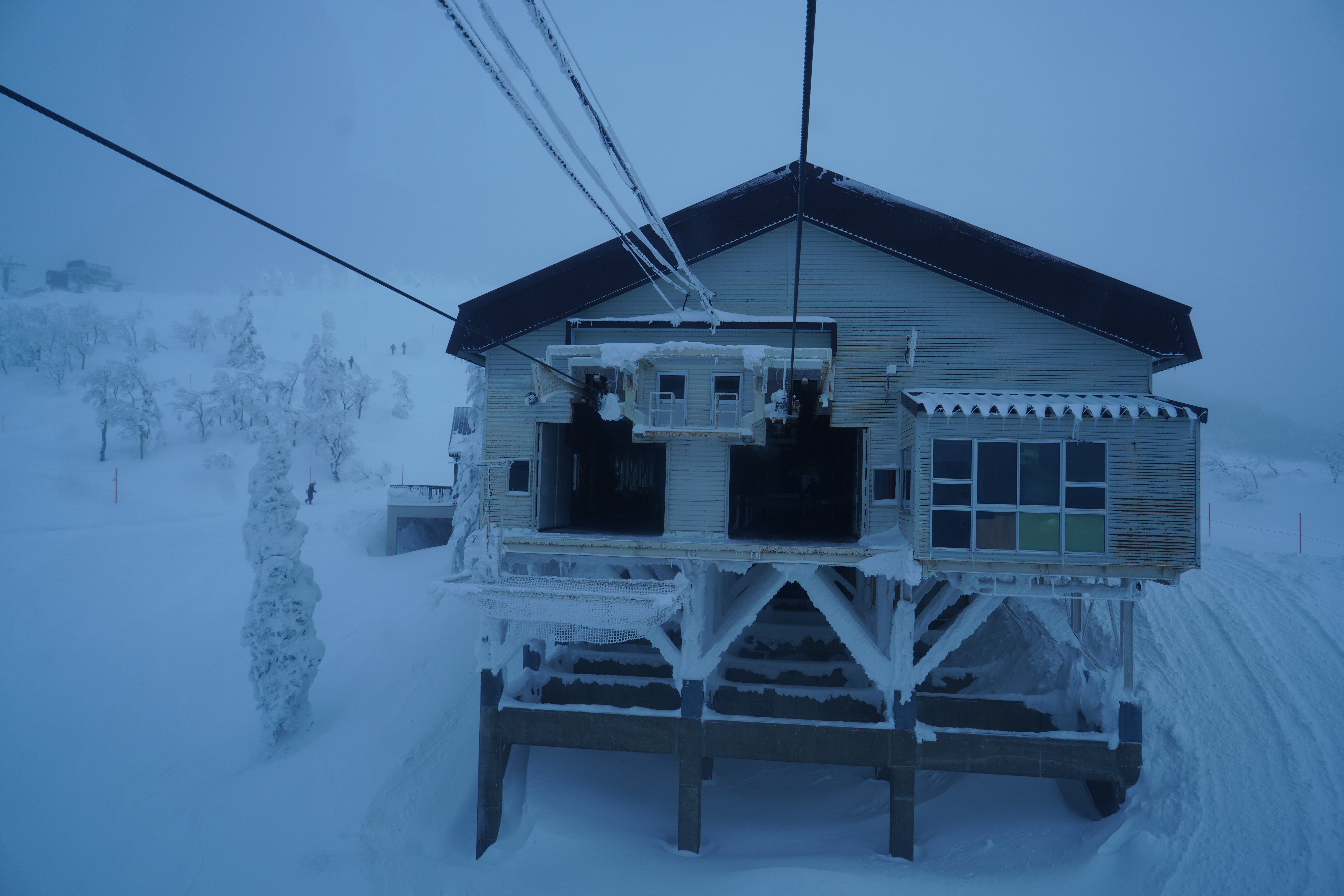 雪山の風景写真 山形 銀山温泉☃️ 雪降る温泉街のかっこよさたるや😭 写真では