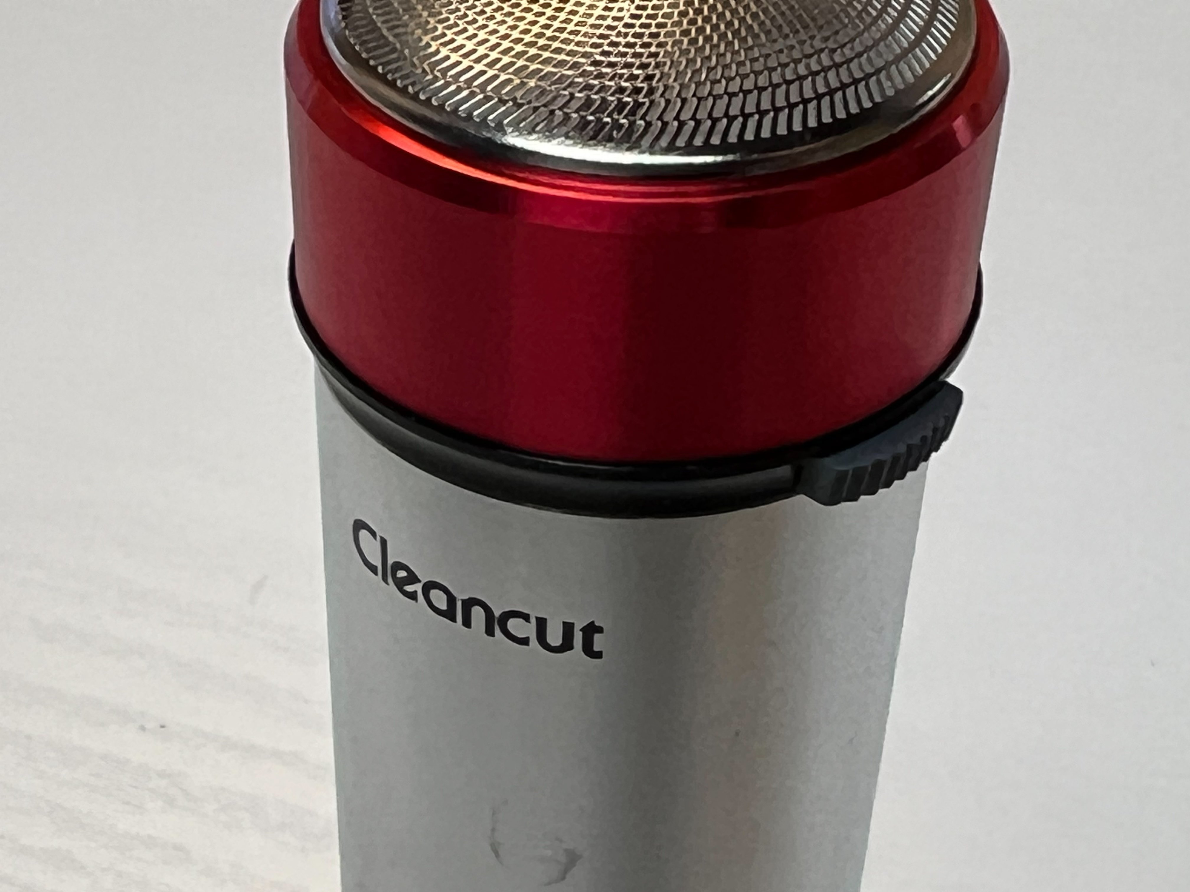 電池式ヒゲ剃り】イズミ メンズシェーバー IZD-C289-S：プロ級の剃り