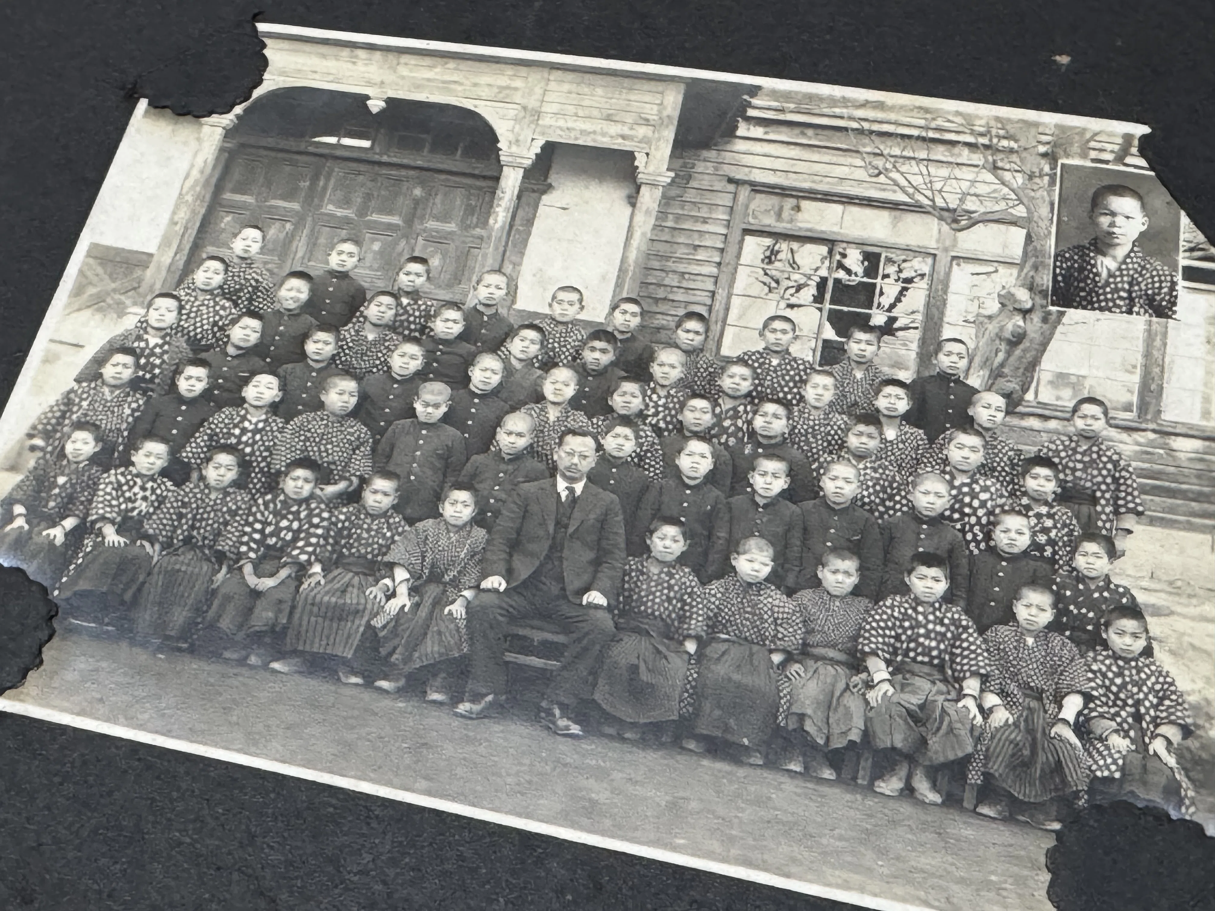 戦時下の小学校卒業記念写真帳から、時代の雰囲気を感じてみよう｜信州