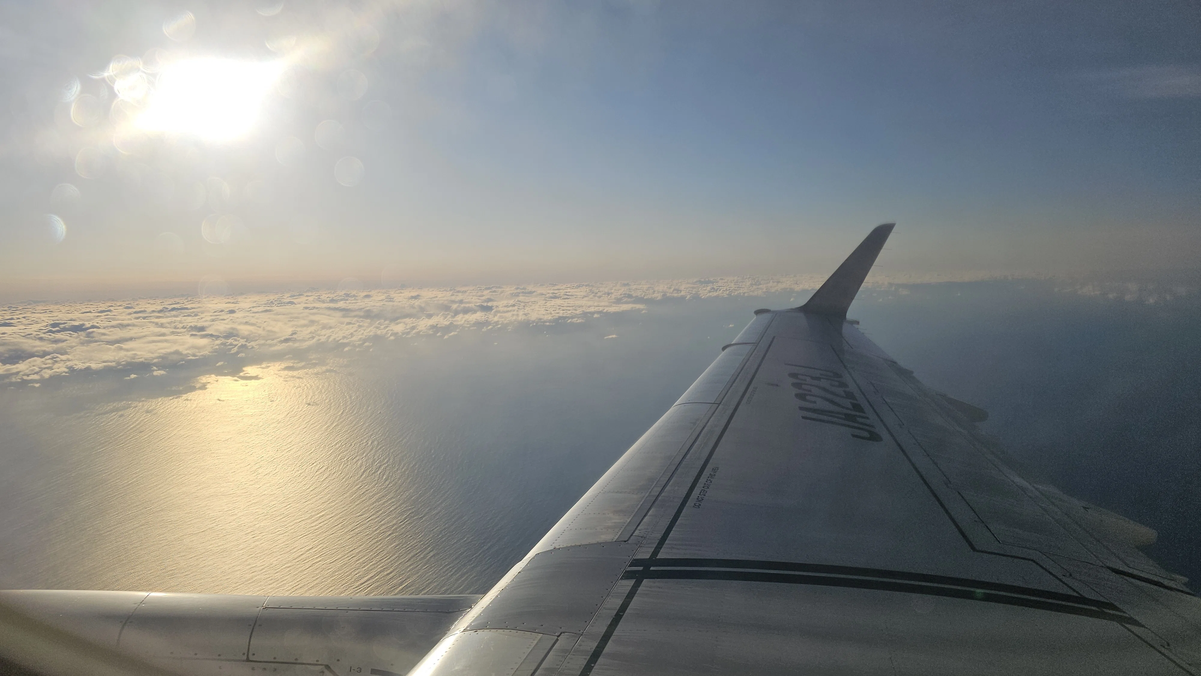 飛行機の窓からのぞいてみよう！｜木村創