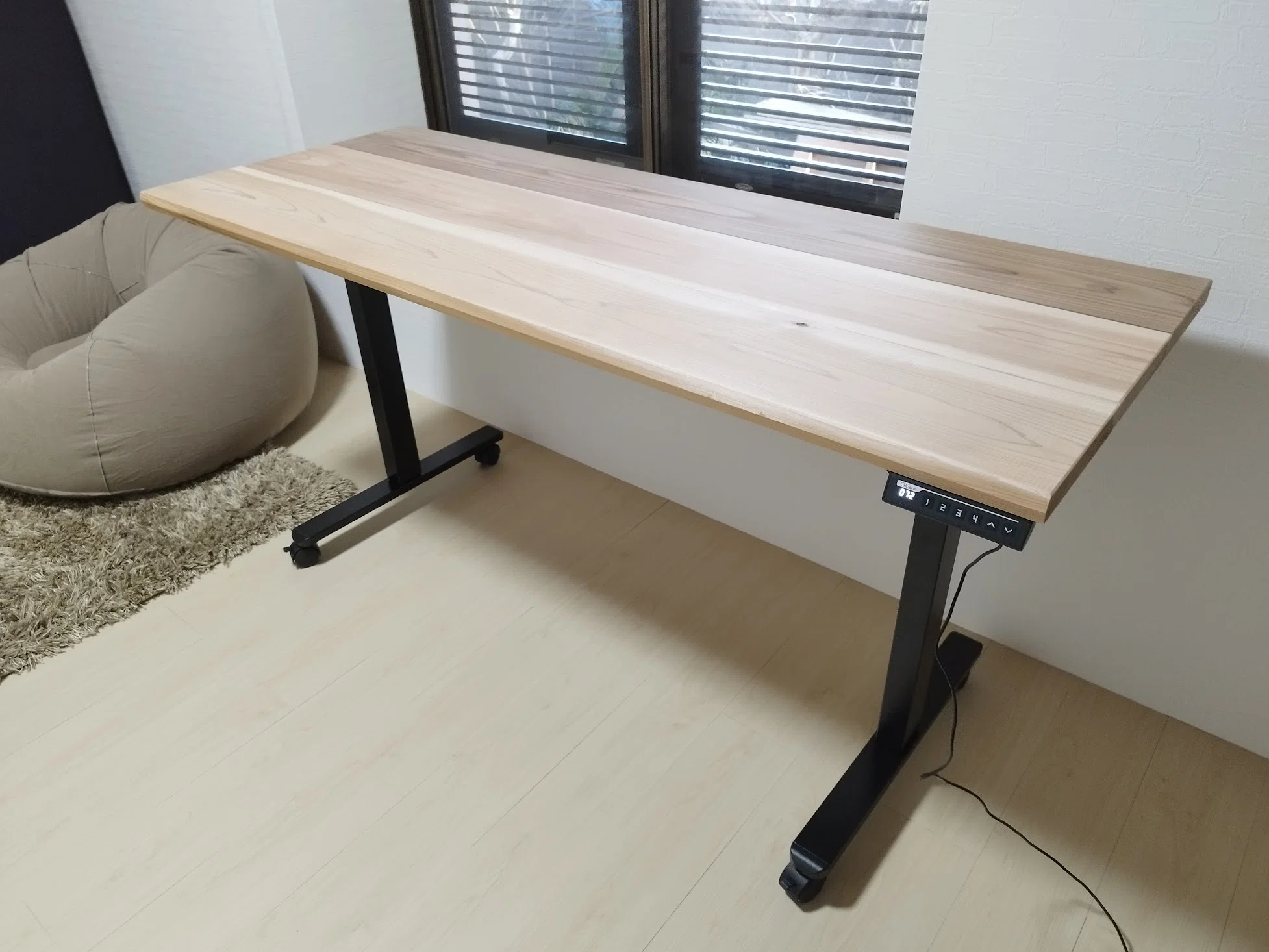 電動スタンディングデスクの天板をカフェ板で｜和田 亜希子